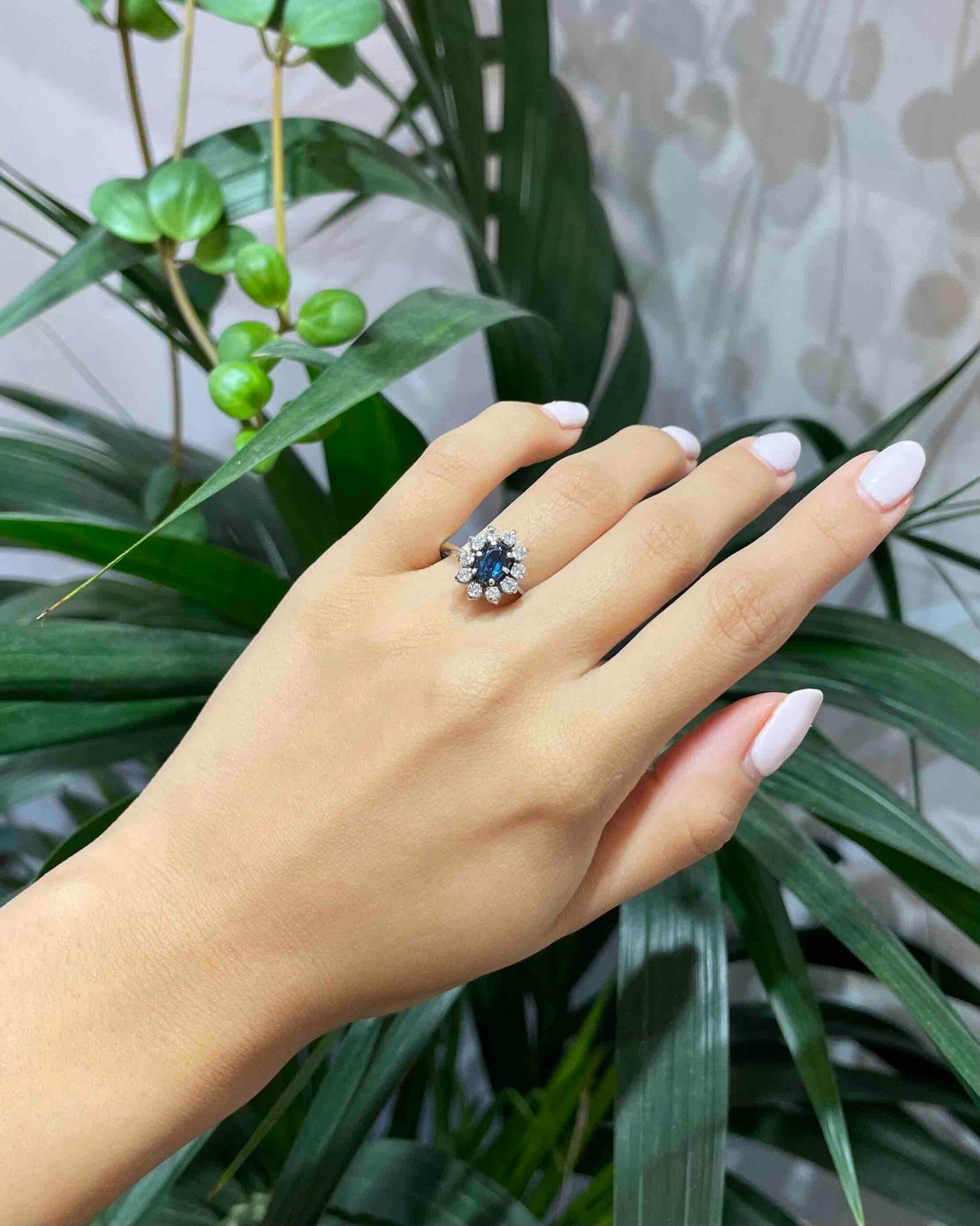 Anillo de margaritas con zafiro y diamantes &quot;Adila&quot; 