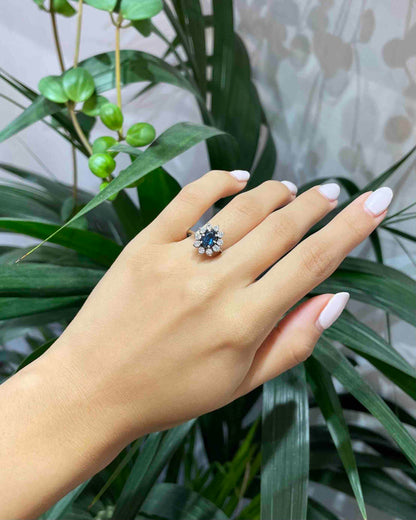 Anillo de margaritas con zafiro y diamantes &quot;Adila&quot; 