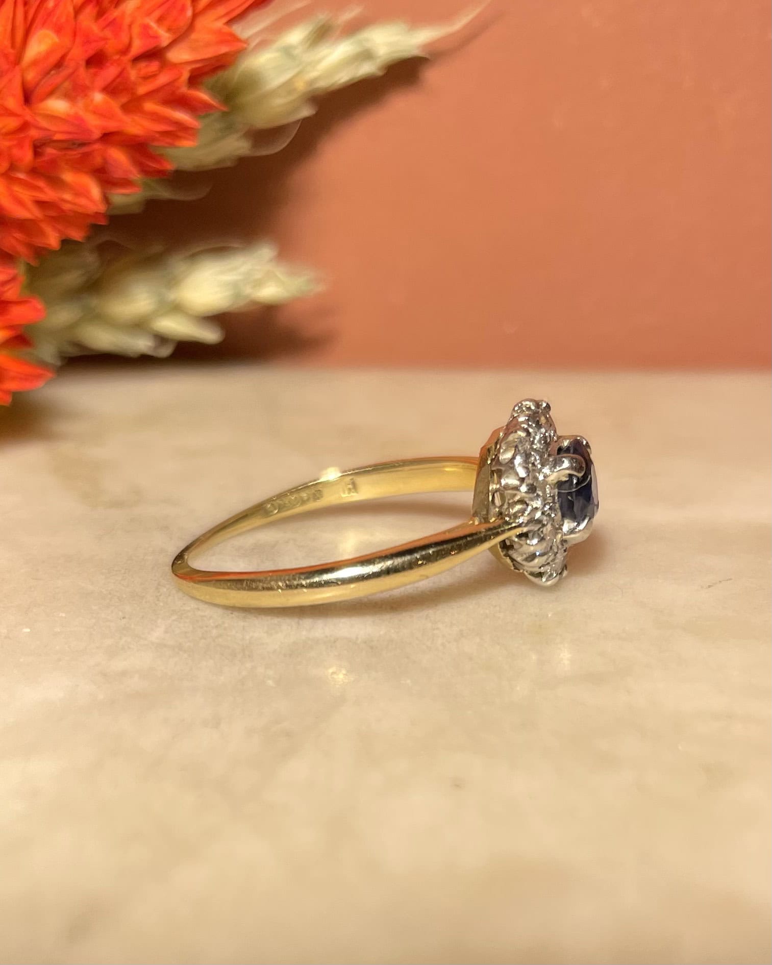 Bague Marguerite Saphir 0.60 carat &amp; Diamants 0.30 carat "Ghaya" - Elliade Paris