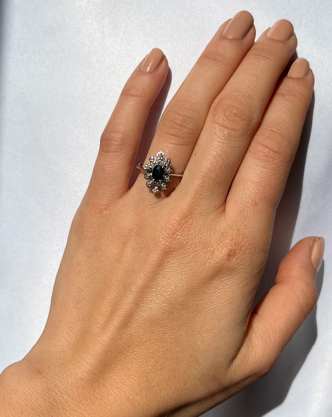 Anillo &quot;Stella&quot; Daisy con zafiro y diamantes