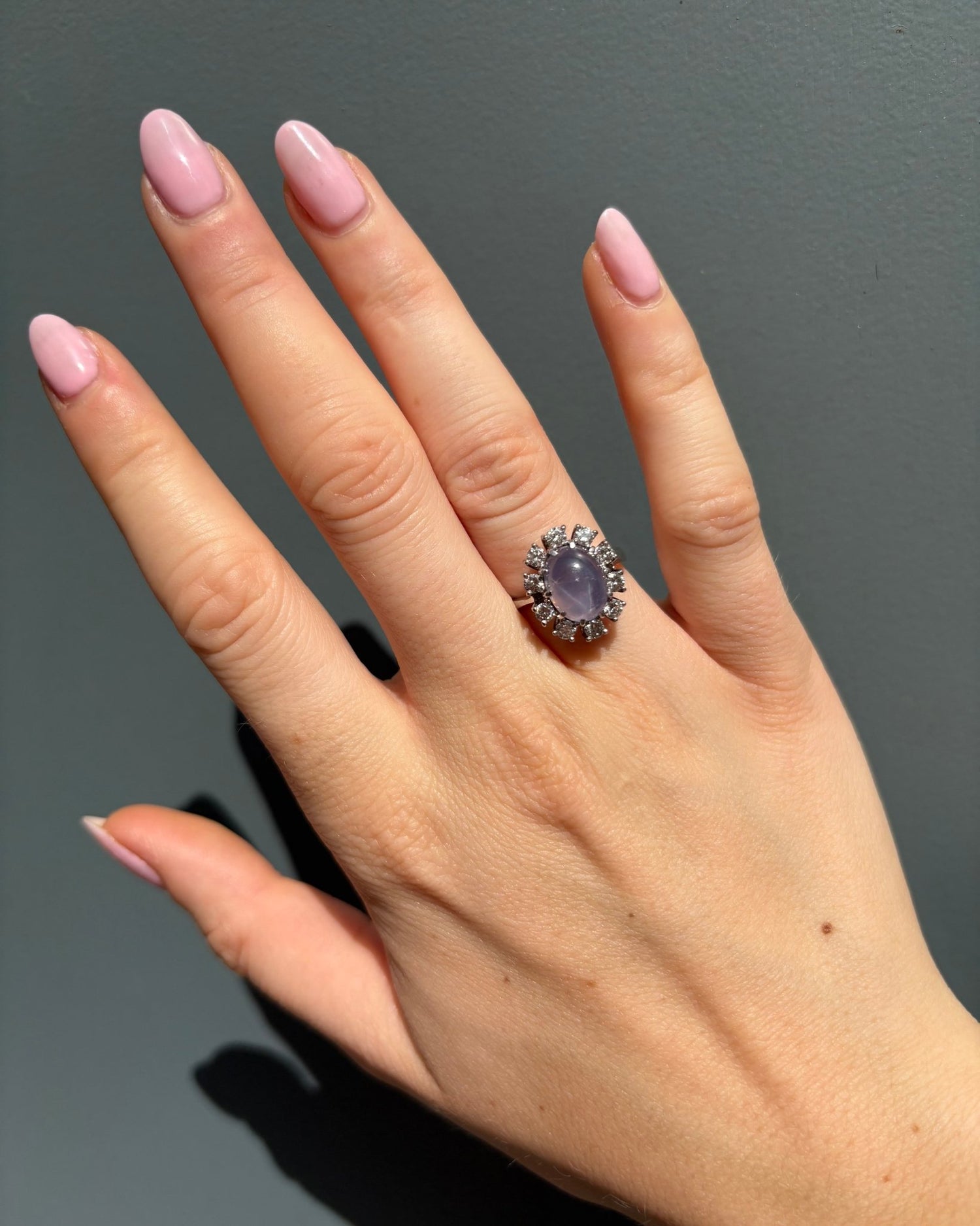 Bague Marguerite Saphir Étoilé 7.80 Carats &amp; 10 Diamants “Devona” - Elliade Paris