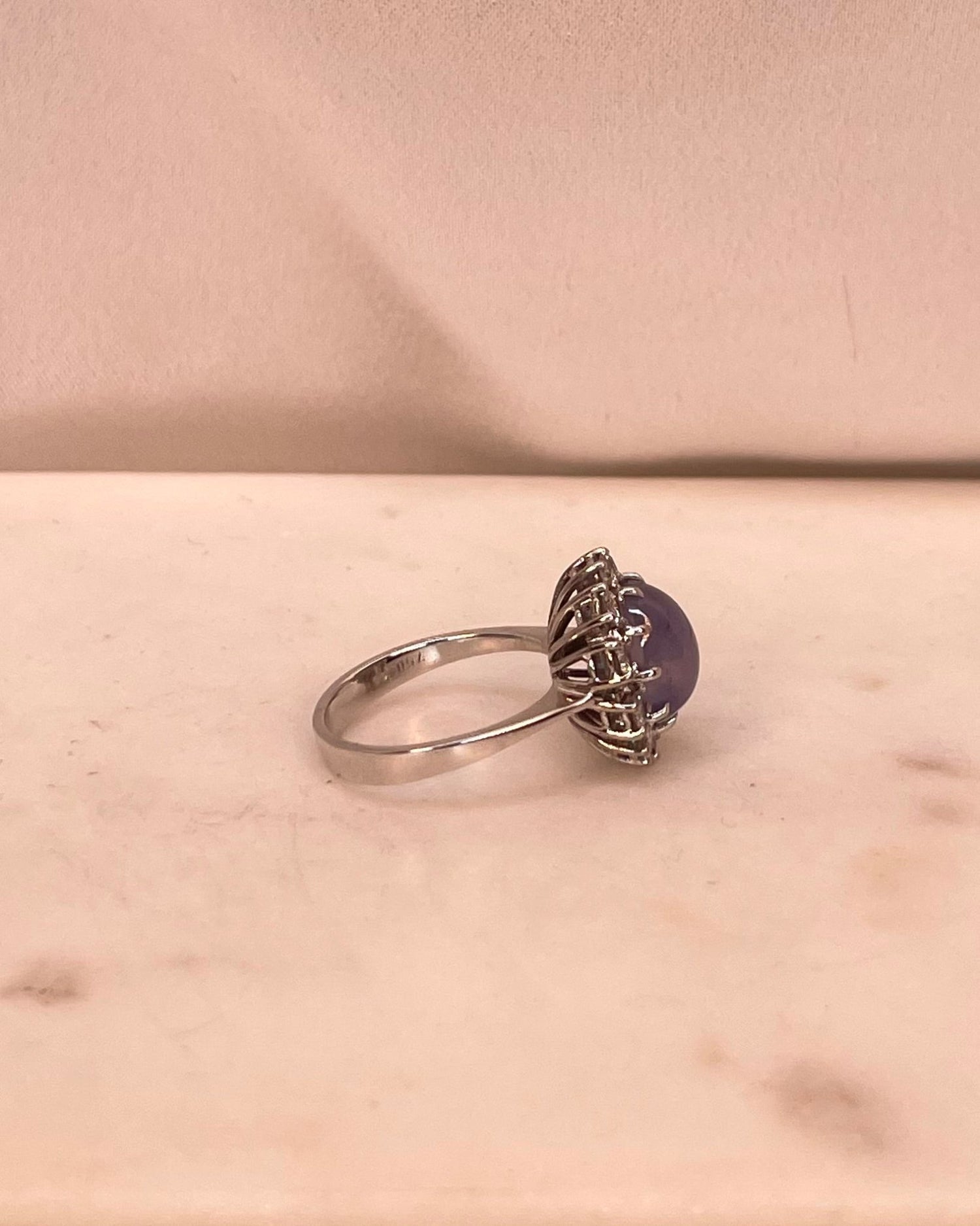 Bague Marguerite Saphir Étoilé 7.80 Carats &amp; 10 Diamants “Devona” - Elliade Paris
