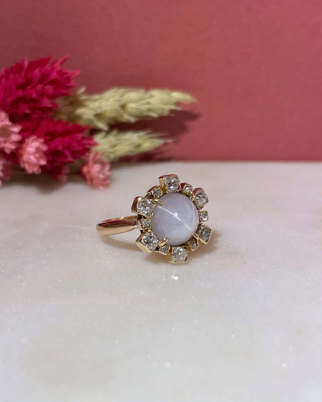 Bague Marguerite Saphir Étoilé 5.40 carats &amp; Diamants &quot;Noor&quot;