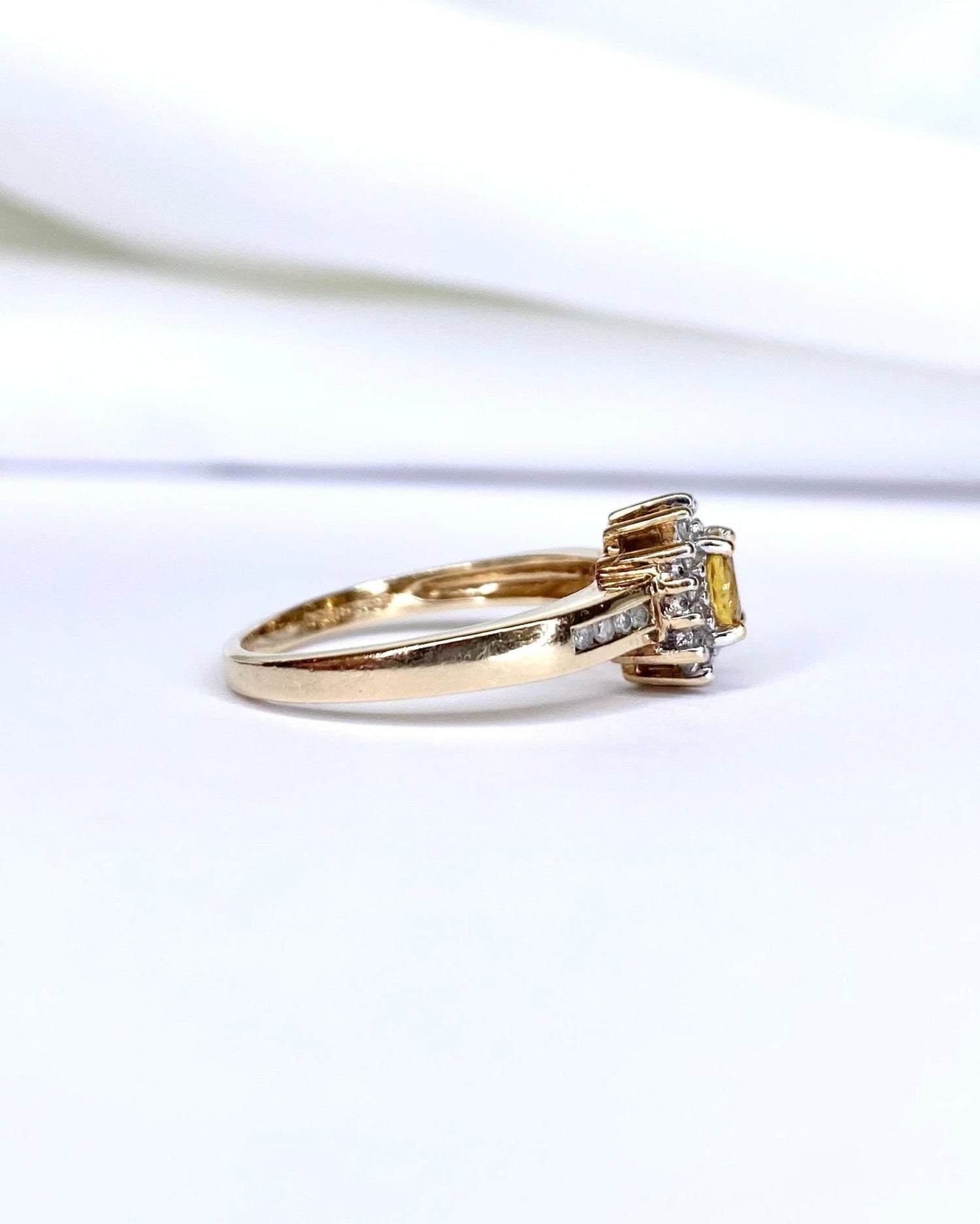 Bague Marguerite Saphir Jaune 0.54 carat &amp; Diamants "Gaia" - Elliade Paris