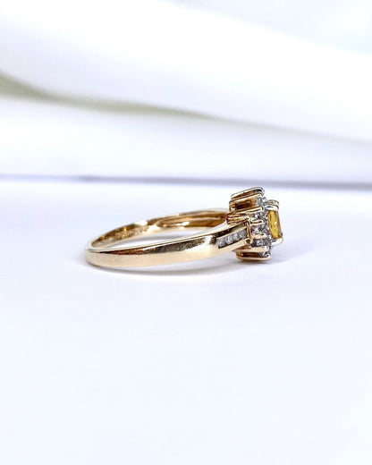 Bague Marguerite Saphir Jaune 0.54 carat &amp; Diamants "Gaia" - Elliade Paris