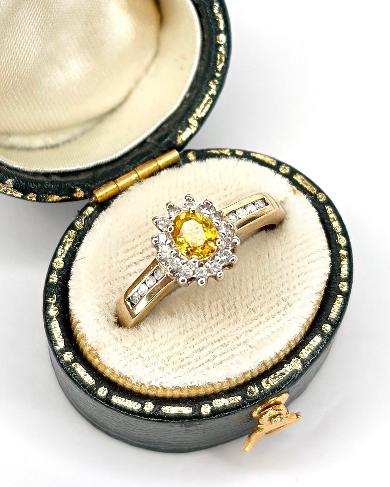 Bague Marguerite Saphir Jaune 0.54 carat &amp; Diamants "Gaia" - Elliade Paris
