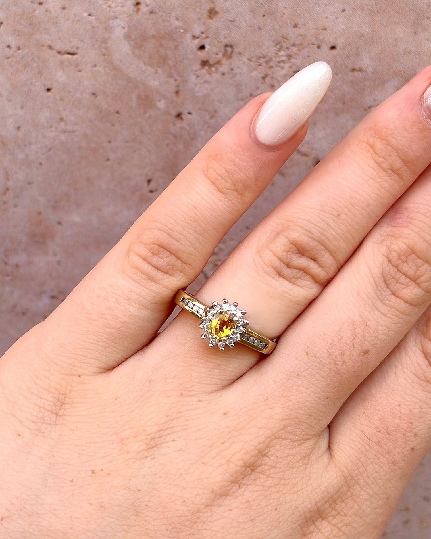 Bague Marguerite Saphir Jaune 0.54 carat &amp; Diamants "Gaia" - Elliade Paris