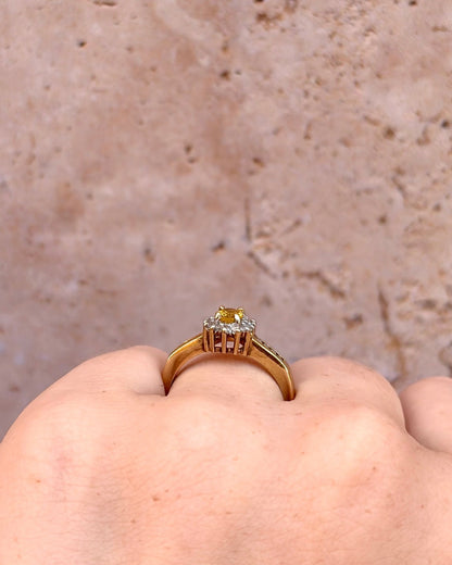 Bague Marguerite Saphir Jaune 0.54 carat &amp; Diamants "Gaia" - Elliade Paris