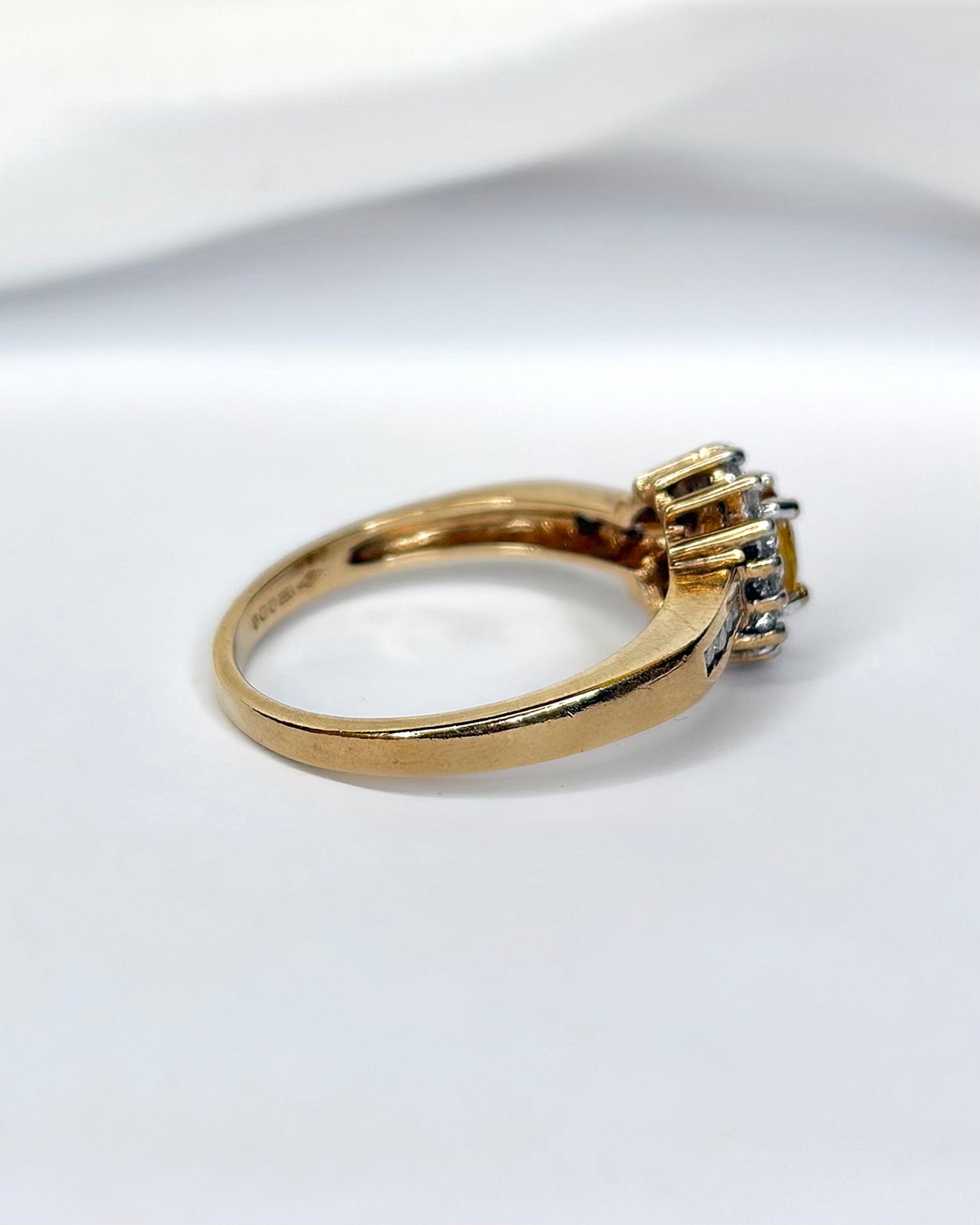 Bague Marguerite Saphir Jaune 0.54 carat &amp; Diamants "Gaia" - Elliade Paris