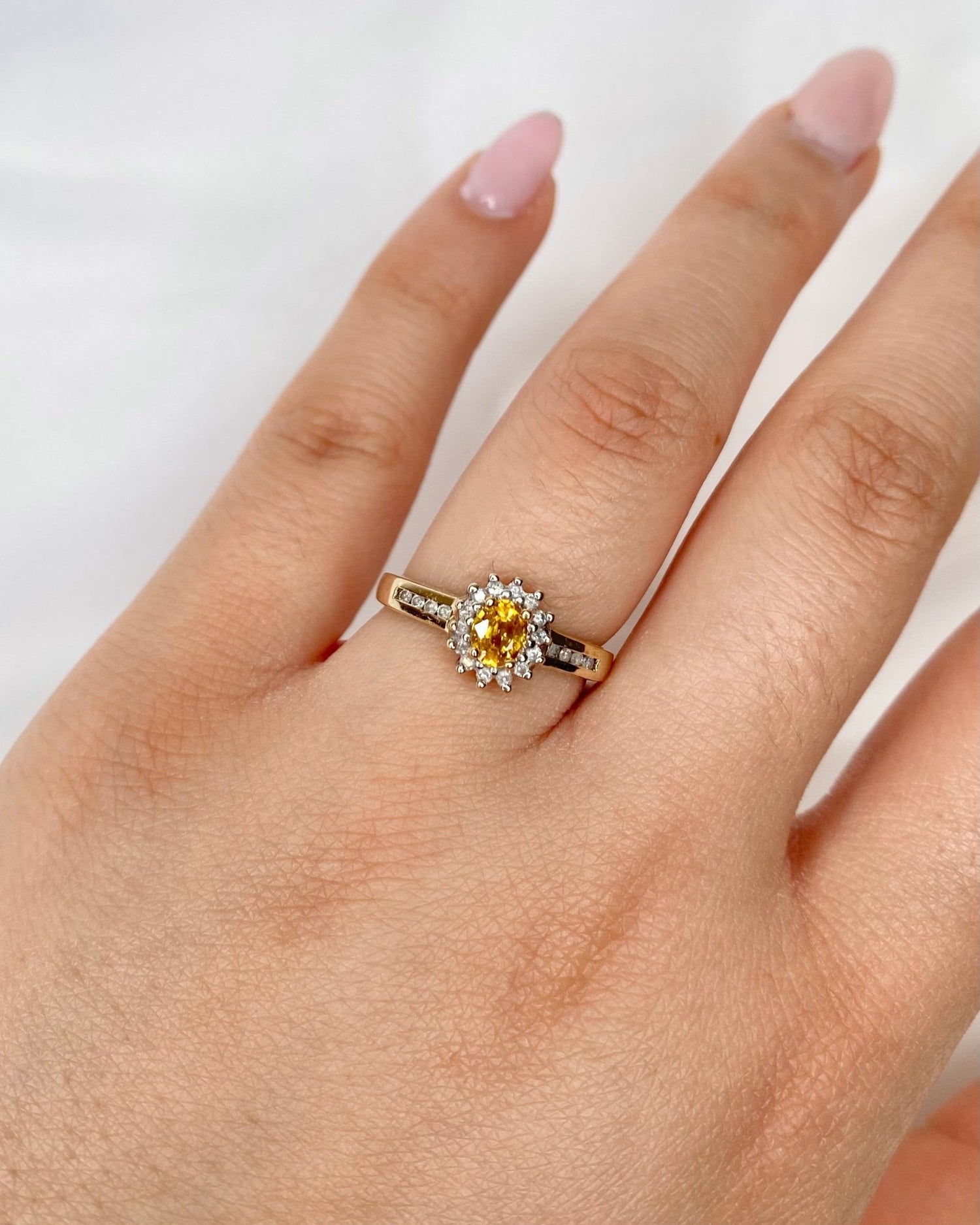 Bague Marguerite Saphir Jaune 0.54 carat &amp; Diamants "Gaia" - Elliade Paris