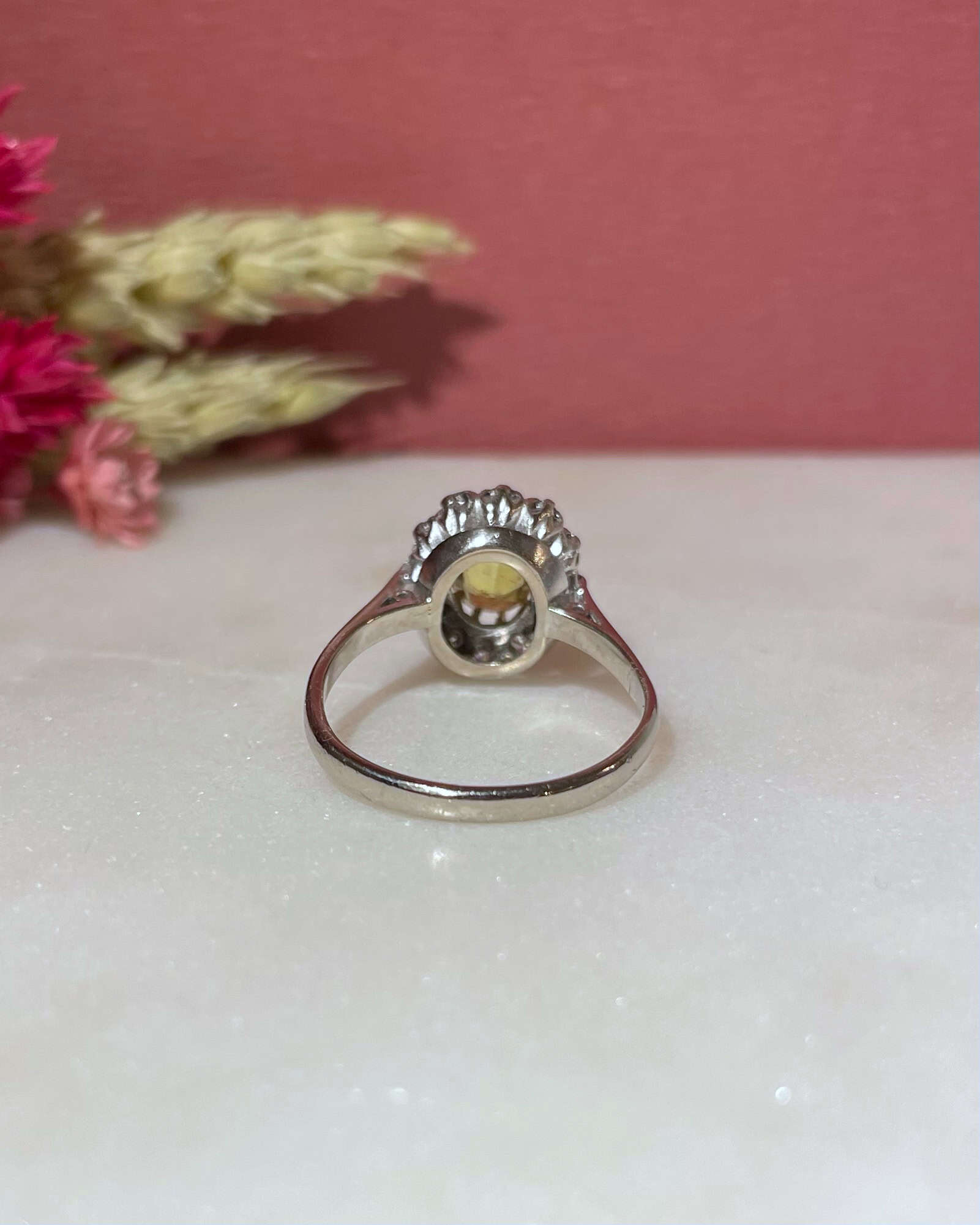 Bague Marguerite Saphir Jaune 0.70 carat &amp; 12 Diamants "Yuri" - Elliade Paris