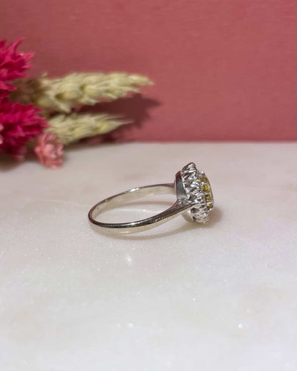 Bague Marguerite Saphir Jaune 0.70 carat &amp; 12 Diamants &quot;Yuri&quot; - Elliade Paris
