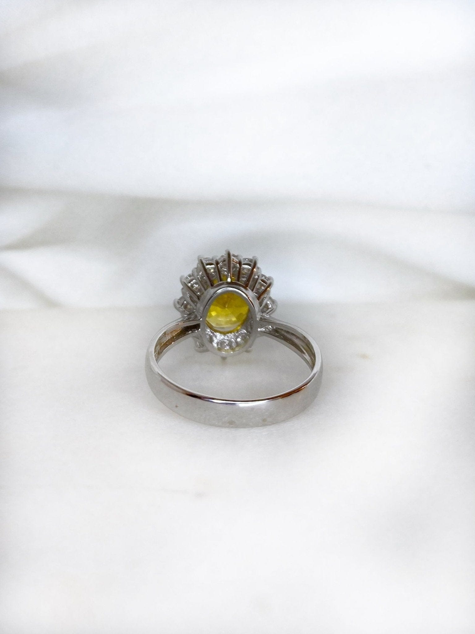 Bague Marguerite Saphir Jaune 2.90 carats &amp; Diamants "Sirena" - Elliade Paris
