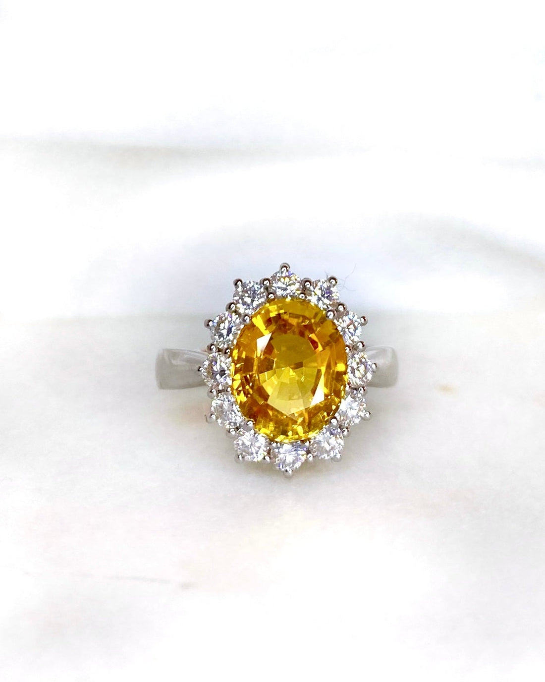 Bague Marguerite Saphir Jaune 2.90 carats &amp; Diamants &quot;Sirena&quot; - Elliade Paris