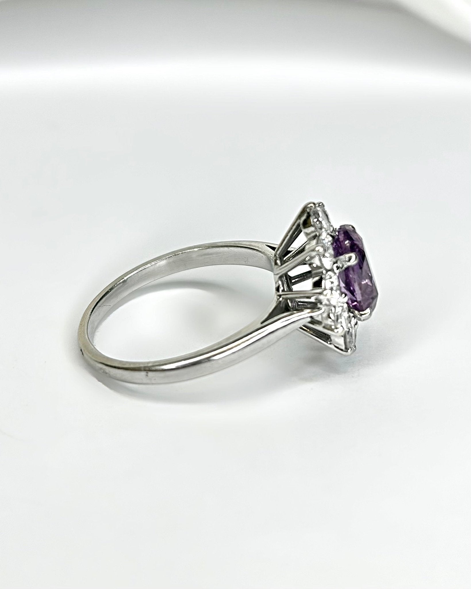 Bague Marguerite Saphir Lavande 1.20 carat &amp; Diamants 0.70 carat "Amanda" - Elliade Paris