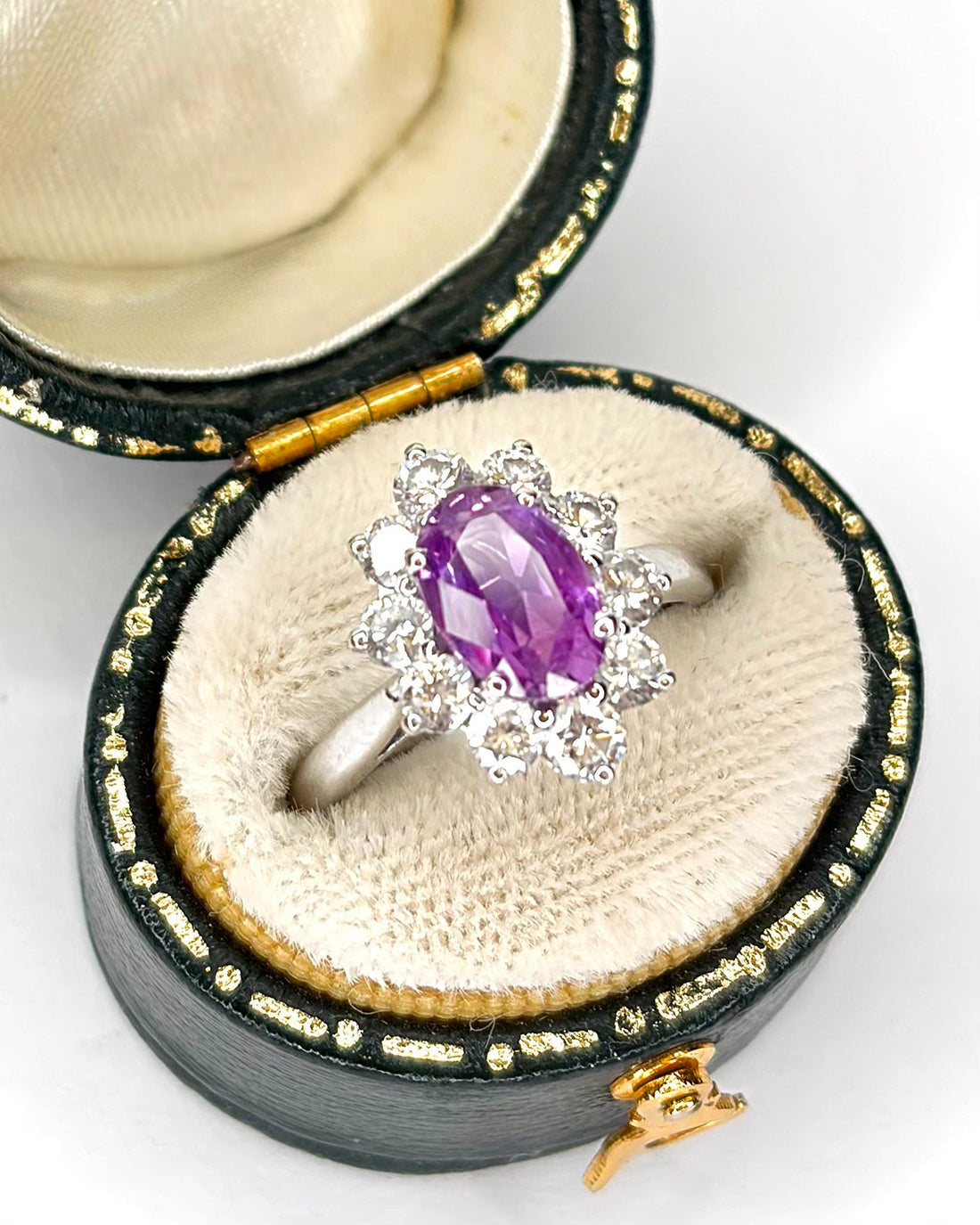 Bague Marguerite Saphir Lavande 1.20 carat &amp; Diamants 0.70 carat "Amanda" - Elliade Paris