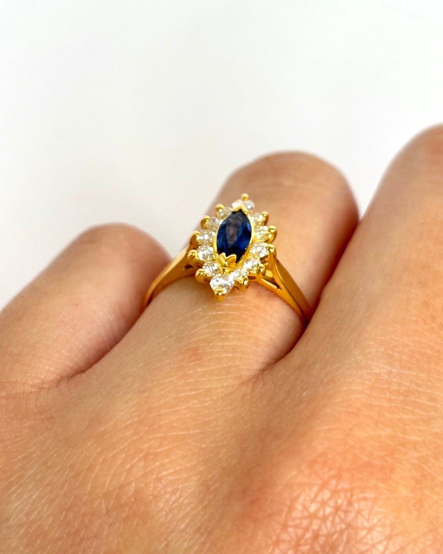 Bague Marguerite Saphir Marquise 0.30 carat &amp; Diamants "Siloé" - Elliade Paris