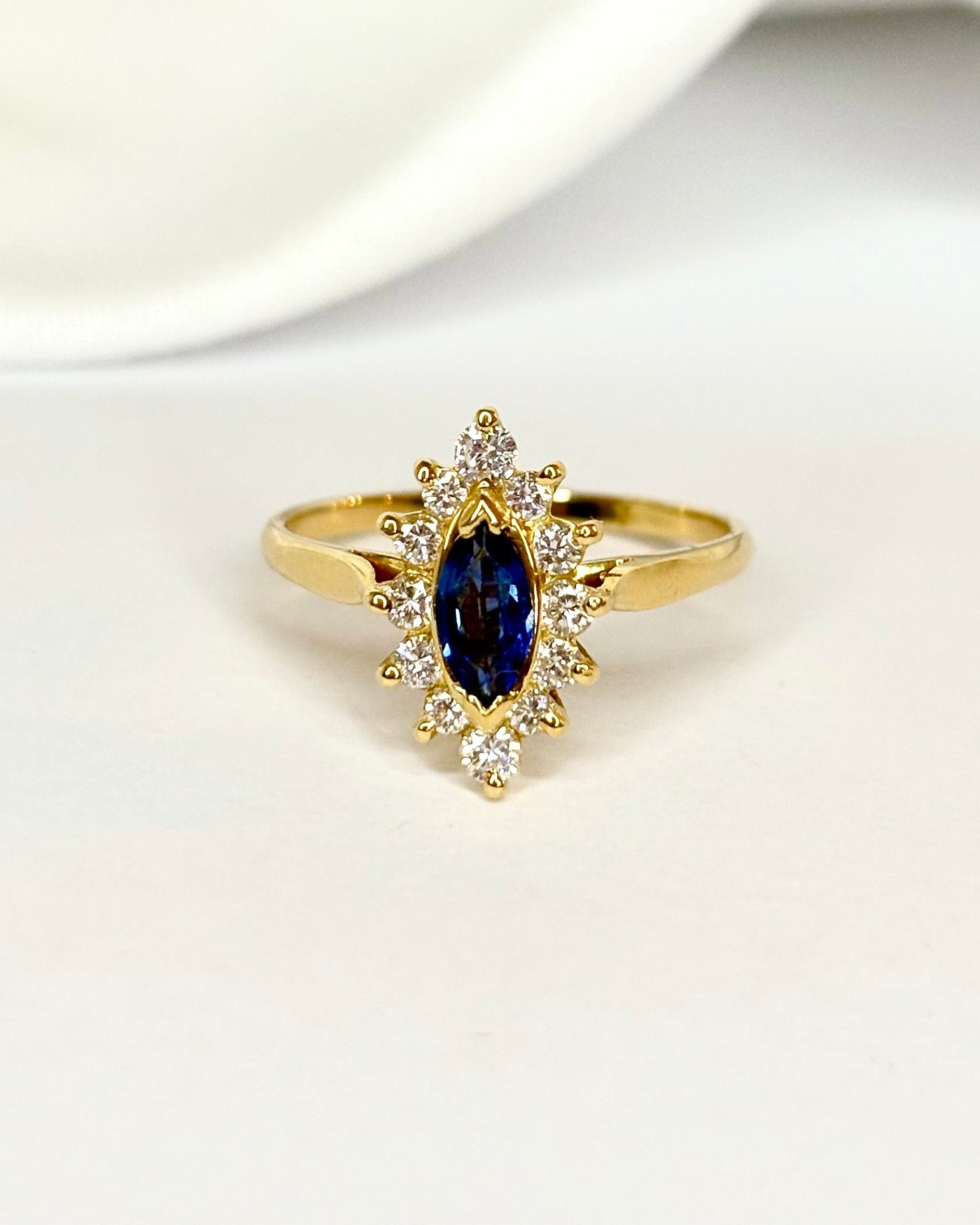 Bague Marguerite Saphir Marquise 0.30 carat &amp; Diamants "Siloé" - Elliade Paris