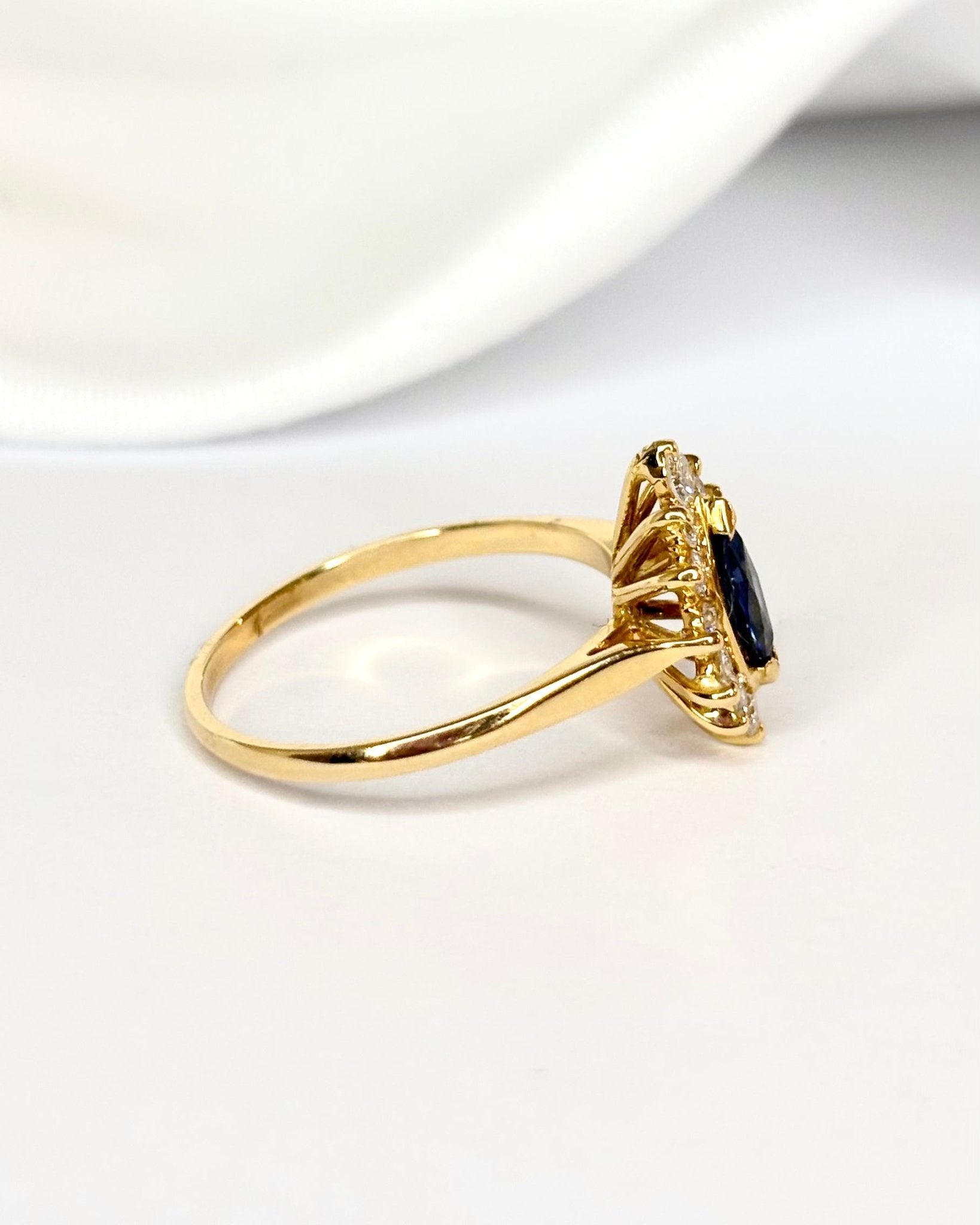 Bague Marguerite Saphir Marquise 0.30 carat &amp; Diamants "Siloé" - Elliade Paris