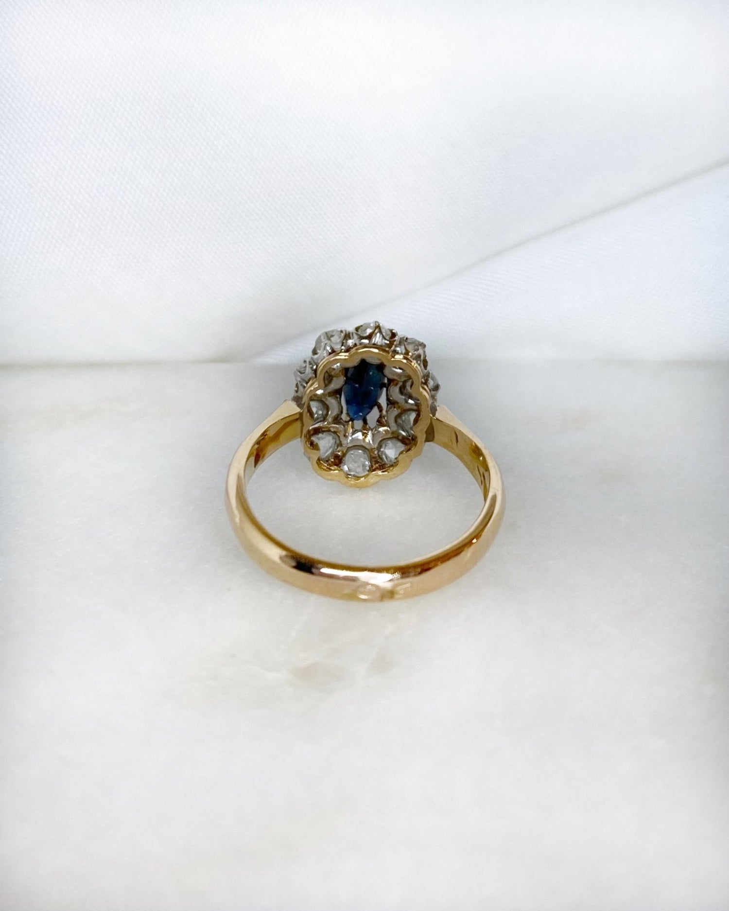 Bague Marguerite Saphir Marquise 0.37 carat &amp; Diamants &quot;Lior&quot; - Elliade Paris