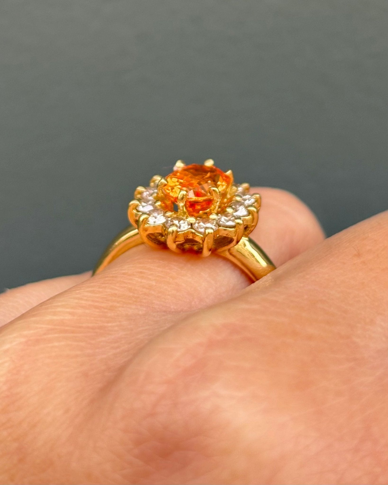 Bague Marguerite Saphir Orange 1.92 carat &amp; 12 Diamants "Lisa" - Elliade Paris