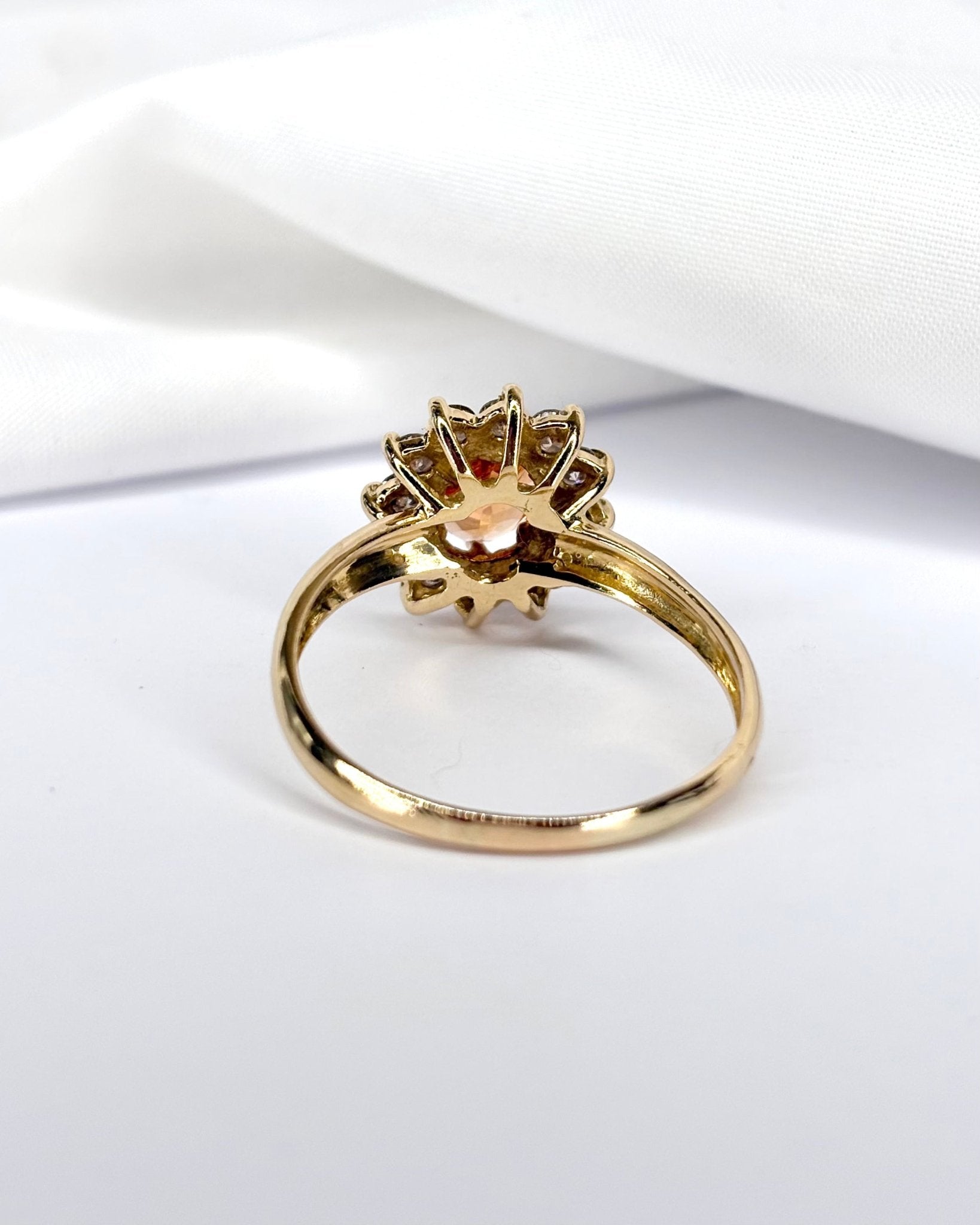 Bague Marguerite Saphir Orange 1.92 carat &amp; 12 Diamants &quot;Lisa&quot; - Elliade Paris