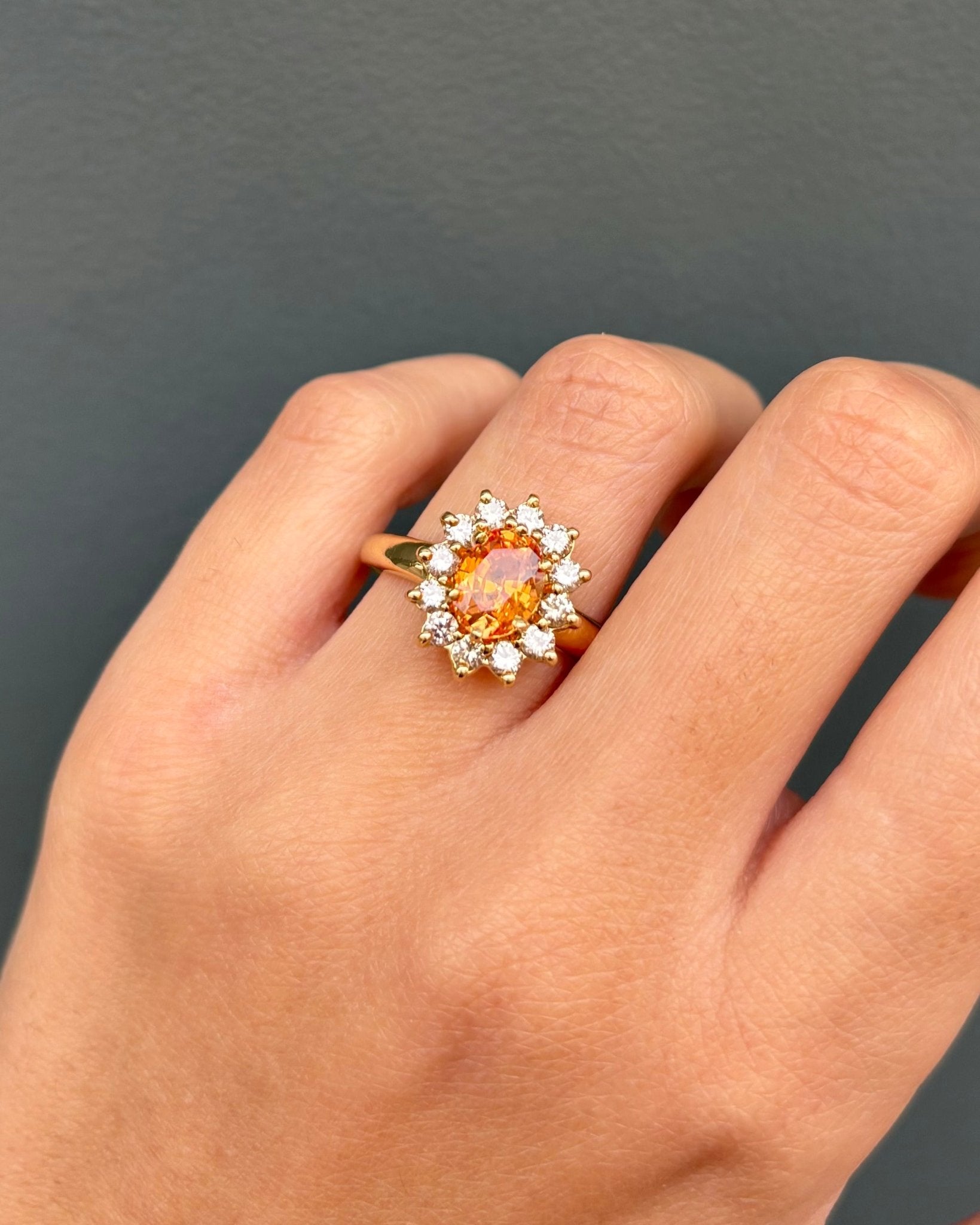 Bague Marguerite Saphir Orange 1.92 carat &amp; 12 Diamants "Lisa" - Elliade Paris