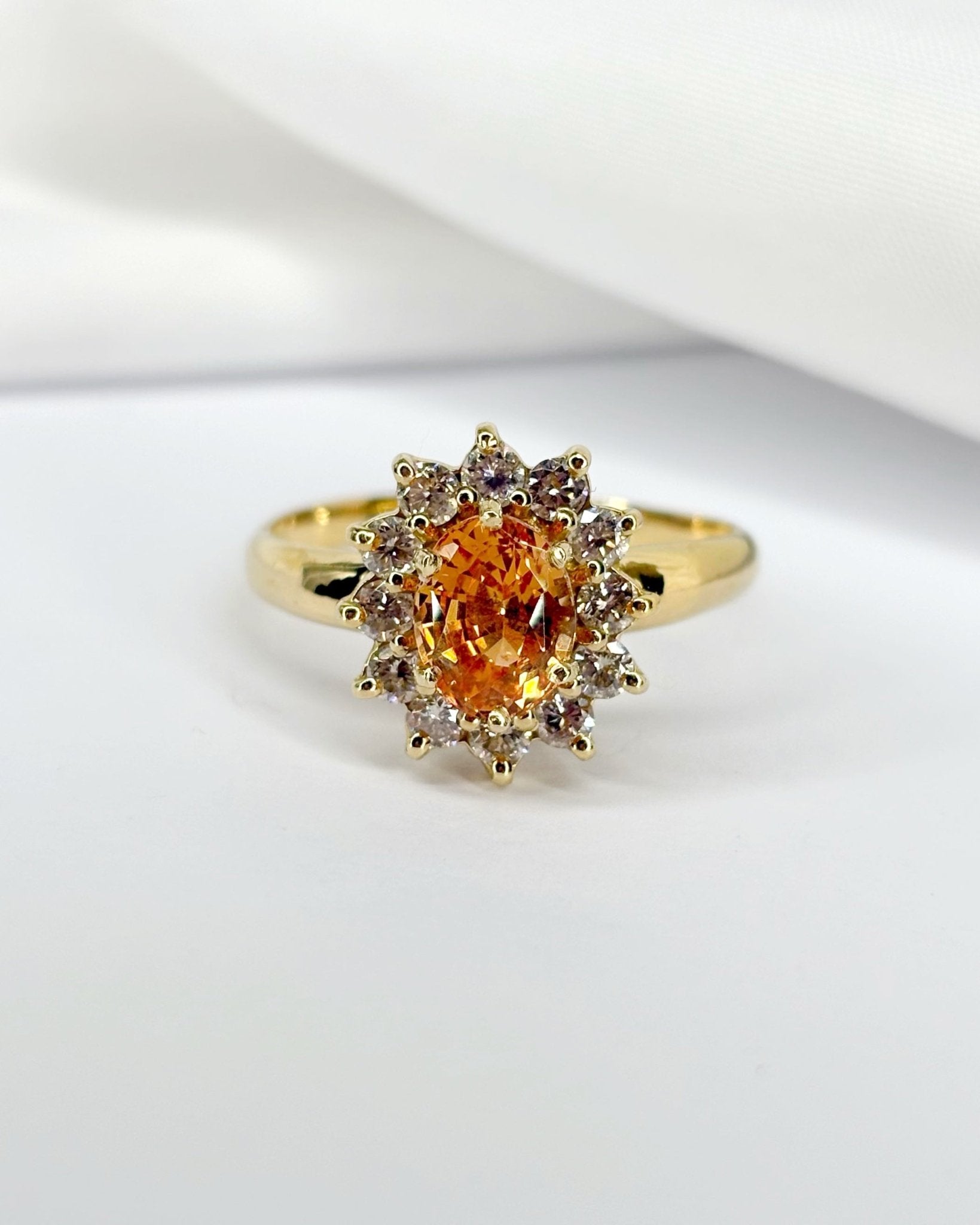 Bague Marguerite Saphir Orange 1.92 carat &amp; 12 Diamants "Lisa" - Elliade Paris