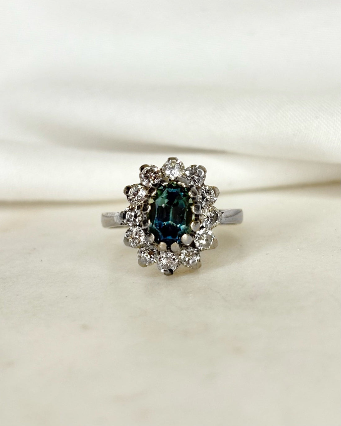 Bague Marguerite Saphir Pastel 1.40 carat &amp; Diamants 0.60 carat &quot;April&quot; - Elliade Paris