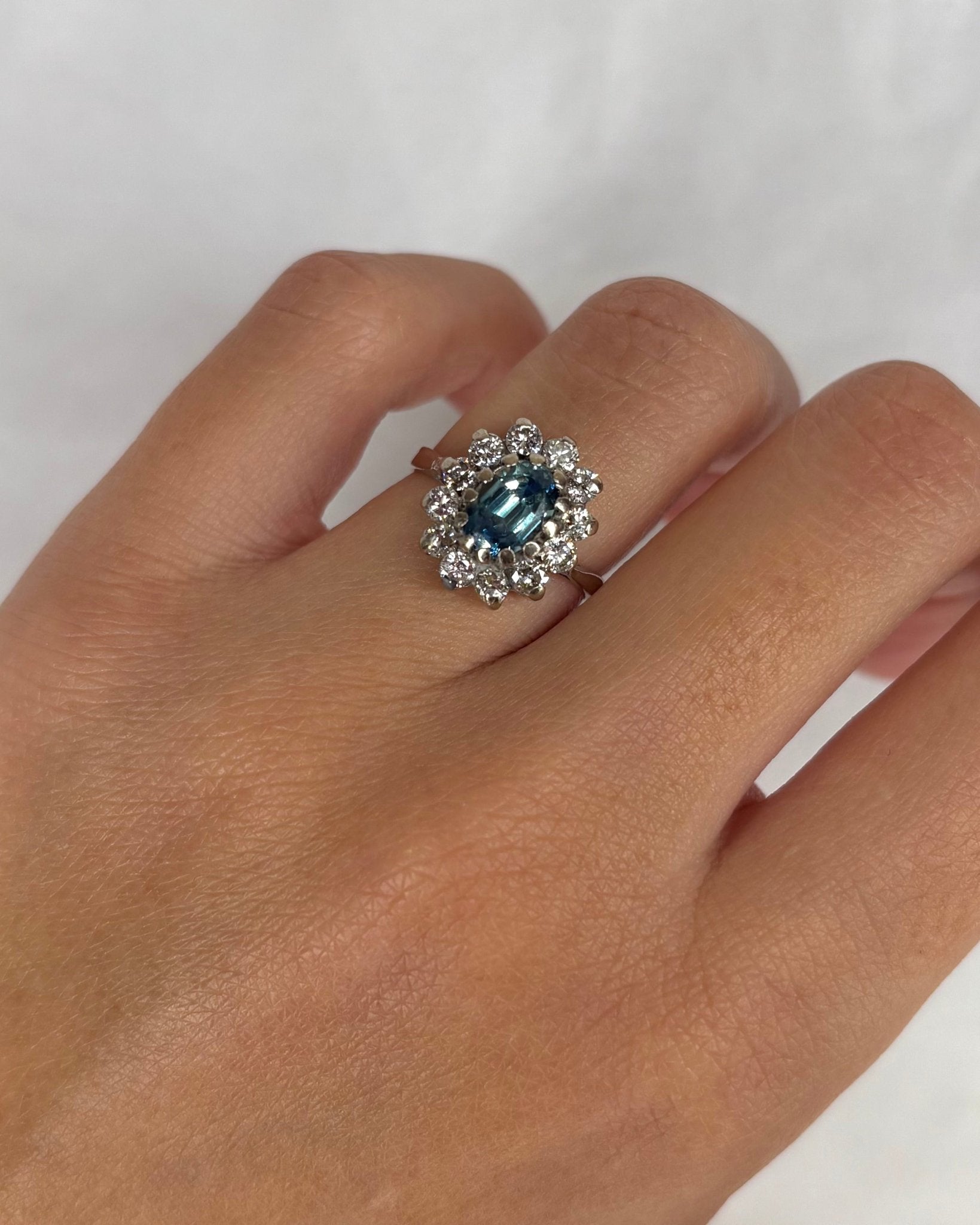 Bague Marguerite Saphir Pastel 1.40 carat &amp; Diamants 0.60 carat "April" - Elliade Paris