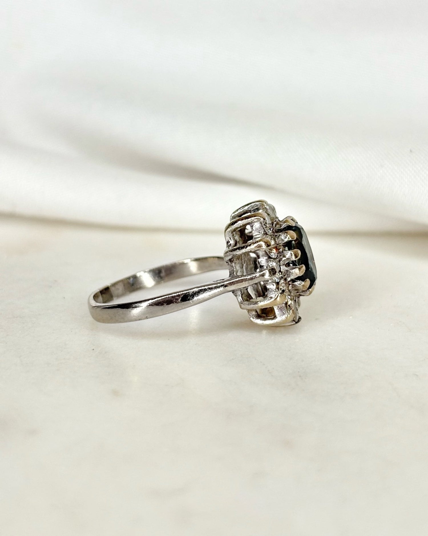 Bague Marguerite Saphir Pastel 1.40 carat &amp; Diamants 0.60 carat &quot;April&quot; - Elliade Paris