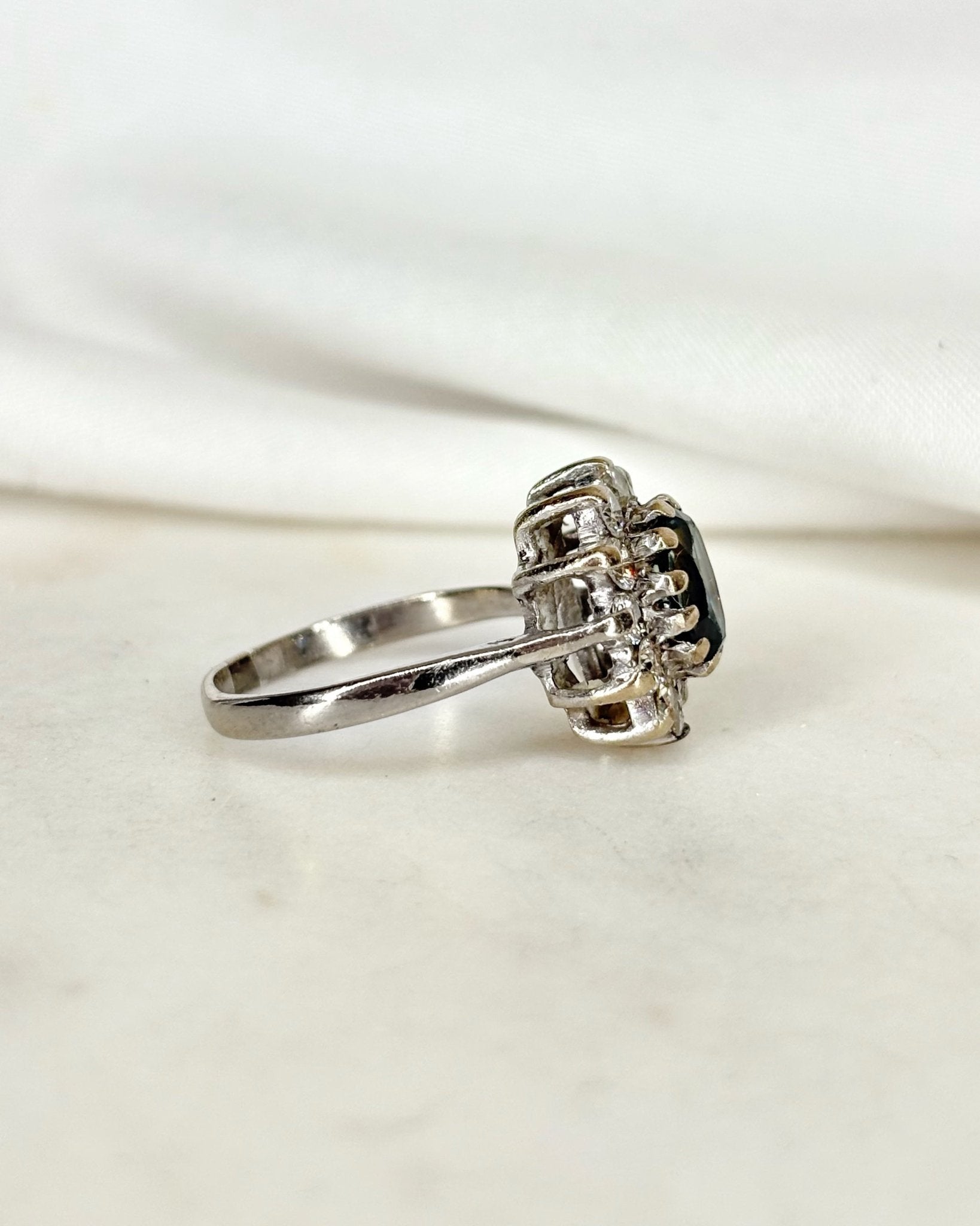 Bague Marguerite Saphir Pastel 1.40 carat &amp; Diamants 0.60 carat "April" - Elliade Paris