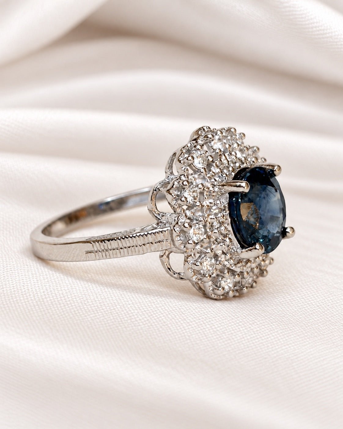 Bague Marguerite Saphir Peacock de Ceylan 2.05 carats &amp; Diamants 0.29 carat 4,58g "Nolwen" - Elliade Paris