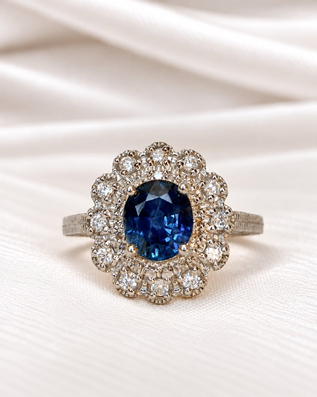 Bague Marguerite Saphir Peacock de Ceylan 2.05 carats &amp; Diamants 0.29 carat 4,58g "Nolwen" - Elliade Paris