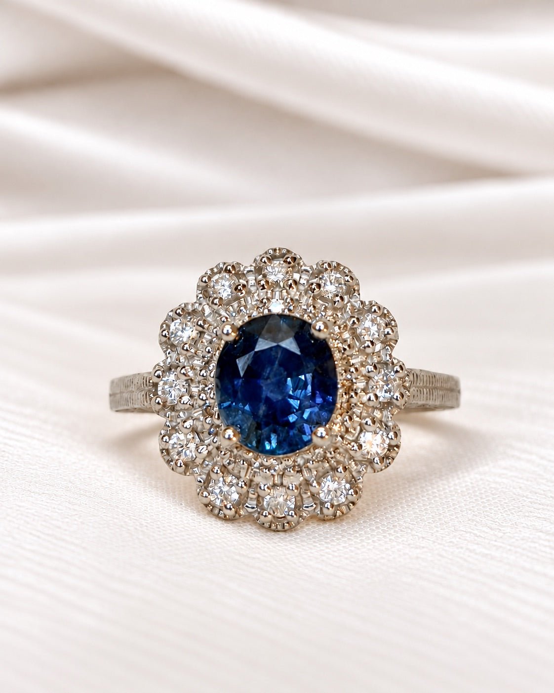 Bague Marguerite Saphir Peacock de Ceylan 2.05 carats &amp; Diamants 0.29 carat 4,58g "Nolwen" - Elliade Paris