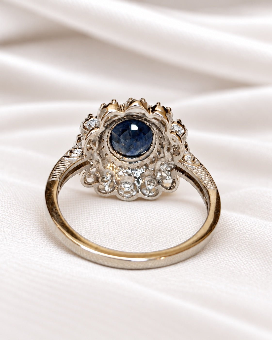 Bague Marguerite Saphir Peacock de Ceylan 2.05 carats &amp; Diamants 0.29 carat 4,58g "Nolwen" - Elliade Paris