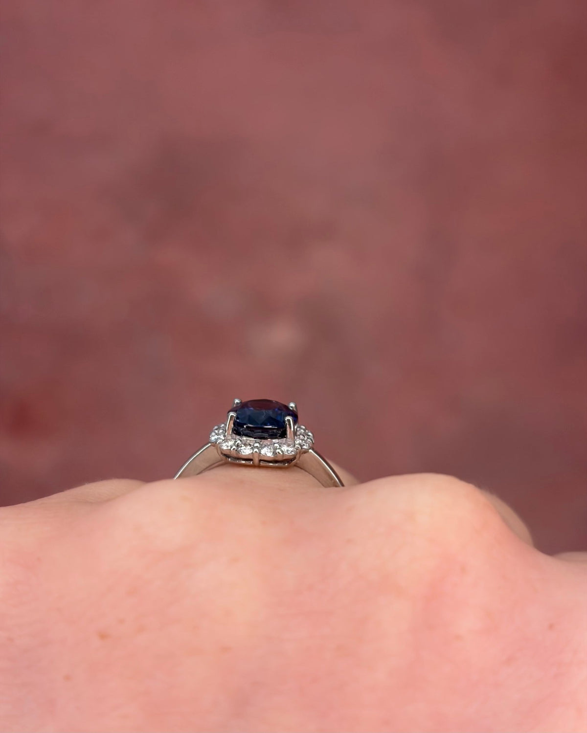 Bague Marguerite Saphir Peacock de Ceylan 2.45 carats &amp; Diamants 0.30 carat "Esther" - Elliade Paris