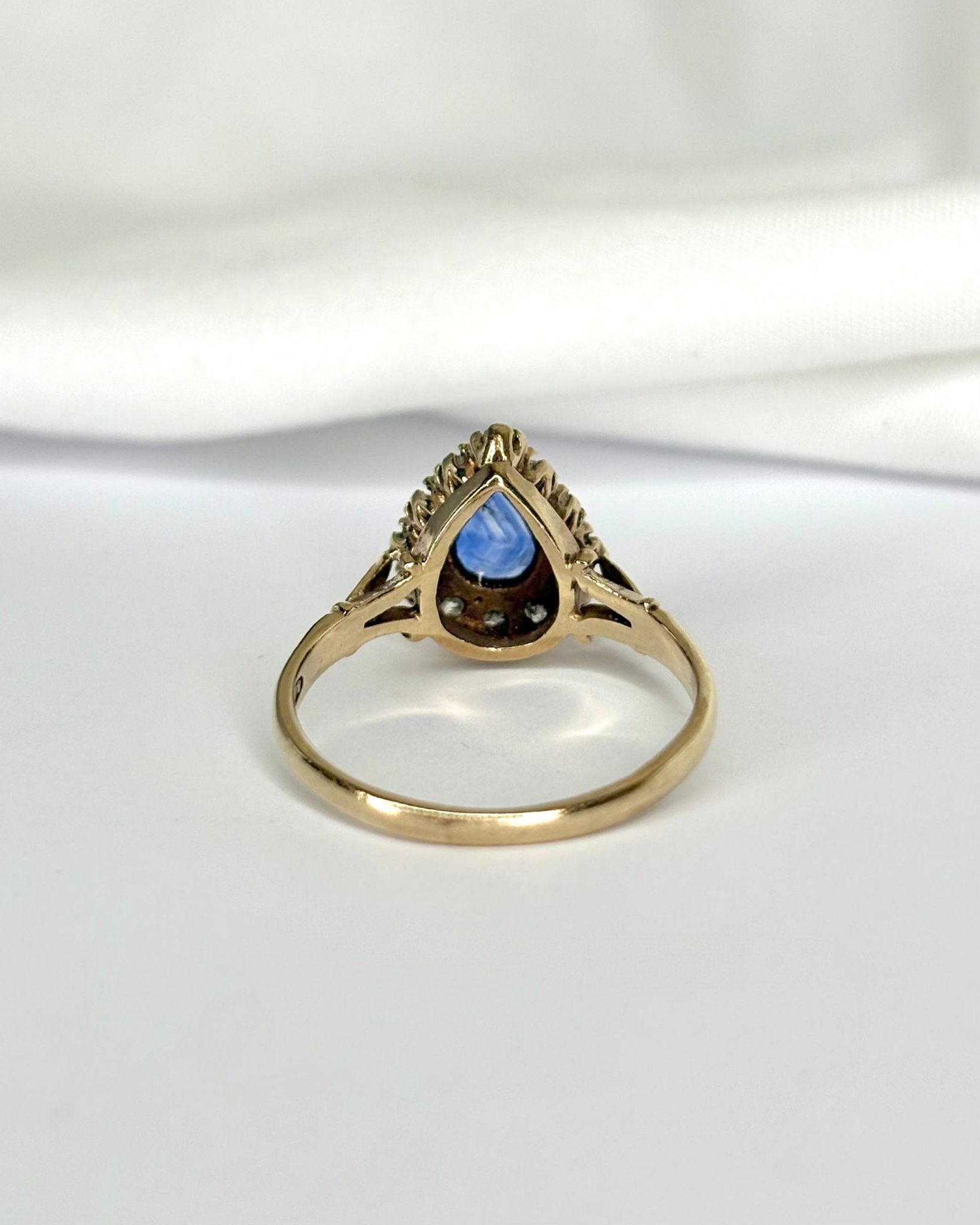 Bague Marguerite Saphir Poire 0.70 carat &amp; Diamants "Paulina" - Elliade Paris