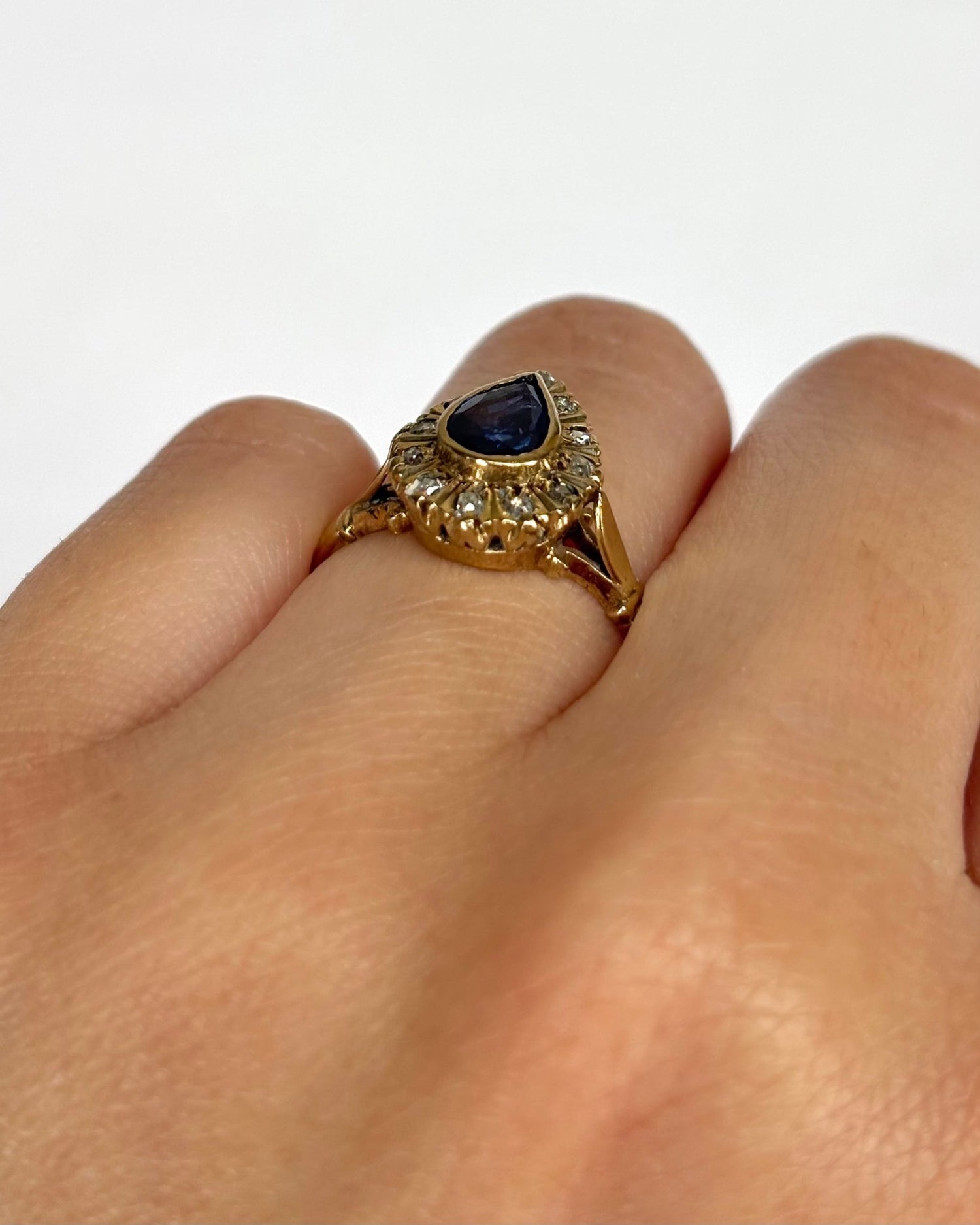 Bague Marguerite Saphir Poire 0.70 carat &amp; Diamants "Paulina" - Elliade Paris