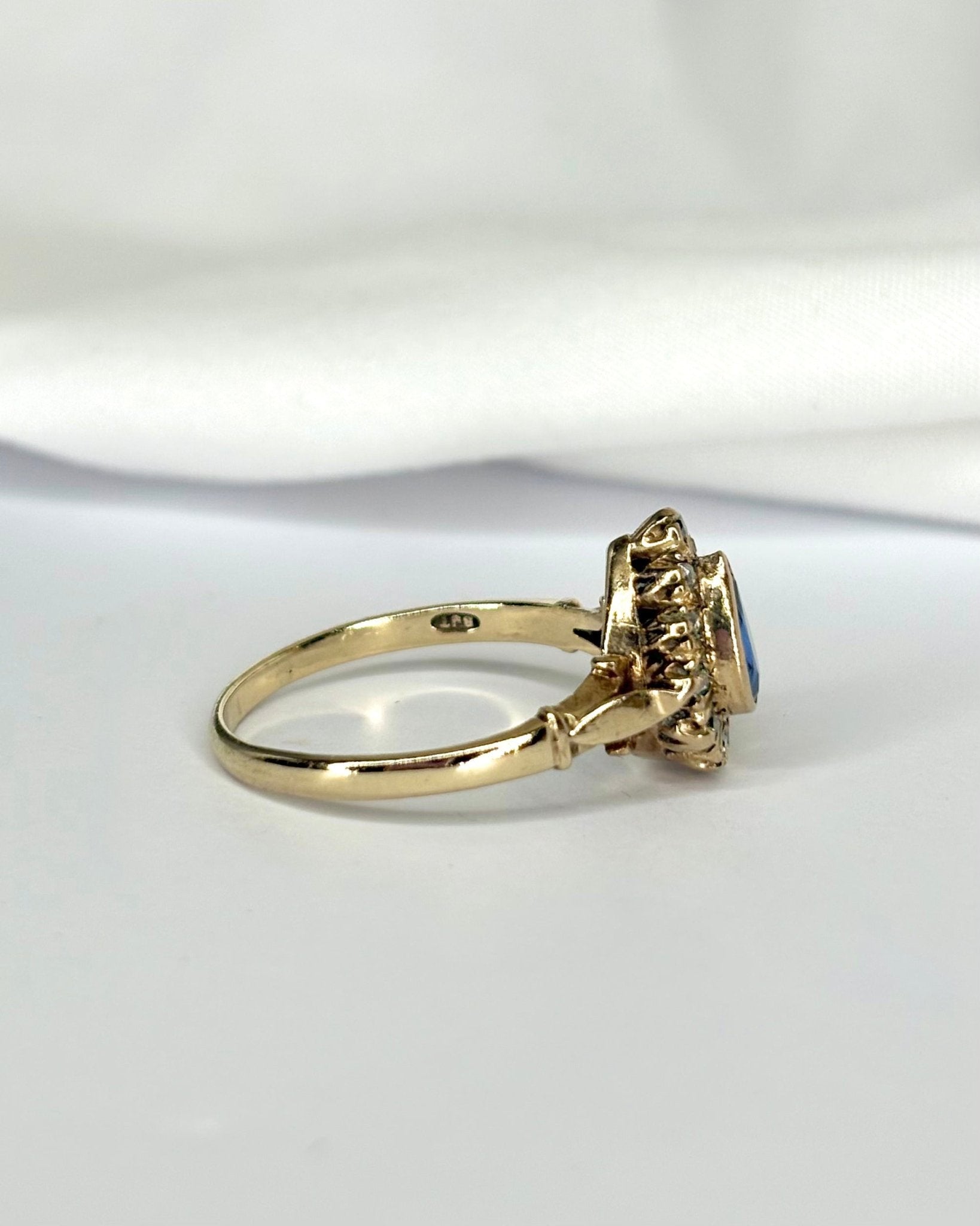 Bague Marguerite Saphir Poire 0.70 carat &amp; Diamants "Paulina" - Elliade Paris