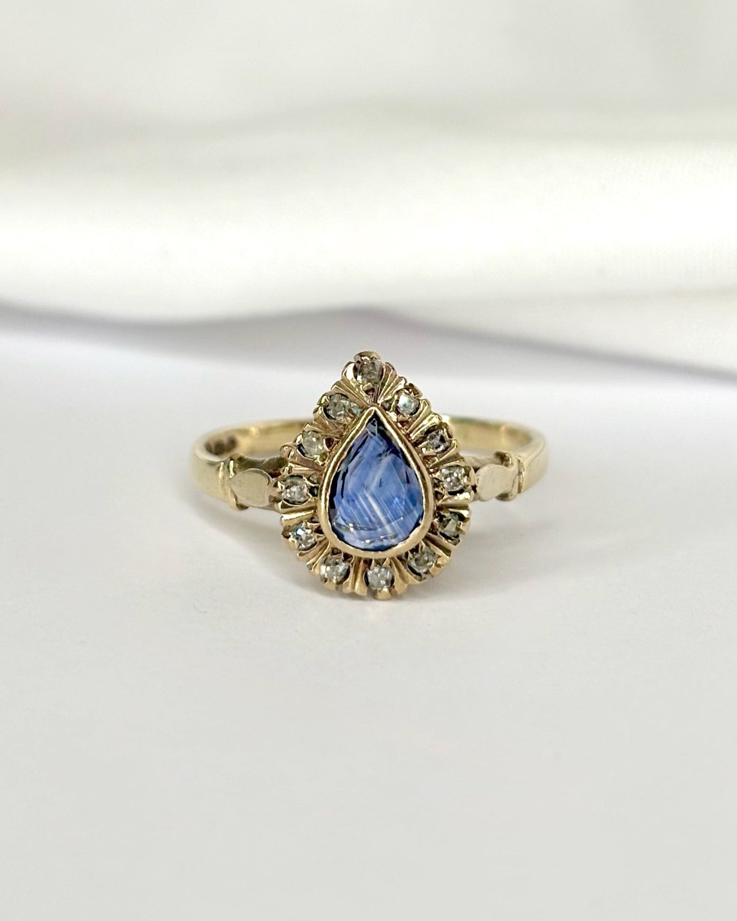 Bague Marguerite Saphir Poire 0.70 carat &amp; Diamants "Paulina" - Elliade Paris