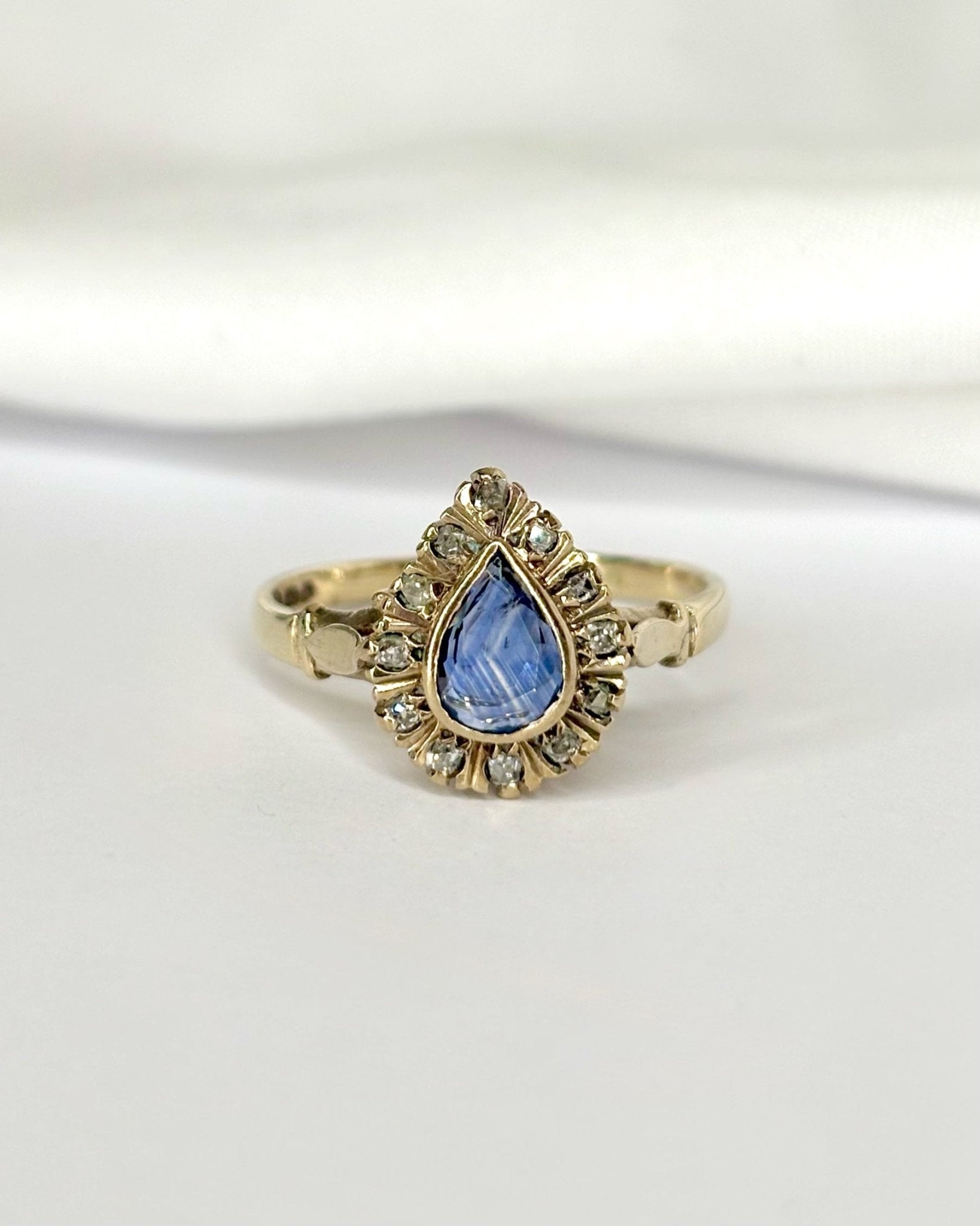 Bague Marguerite Saphir Poire 0.70 carat &amp; Diamants "Paulina" - Elliade Paris