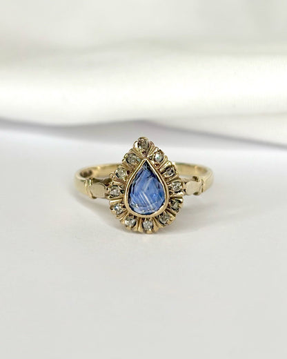 Bague Marguerite Saphir Poire 0.70 carat &amp; Diamants "Paulina" - Elliade Paris