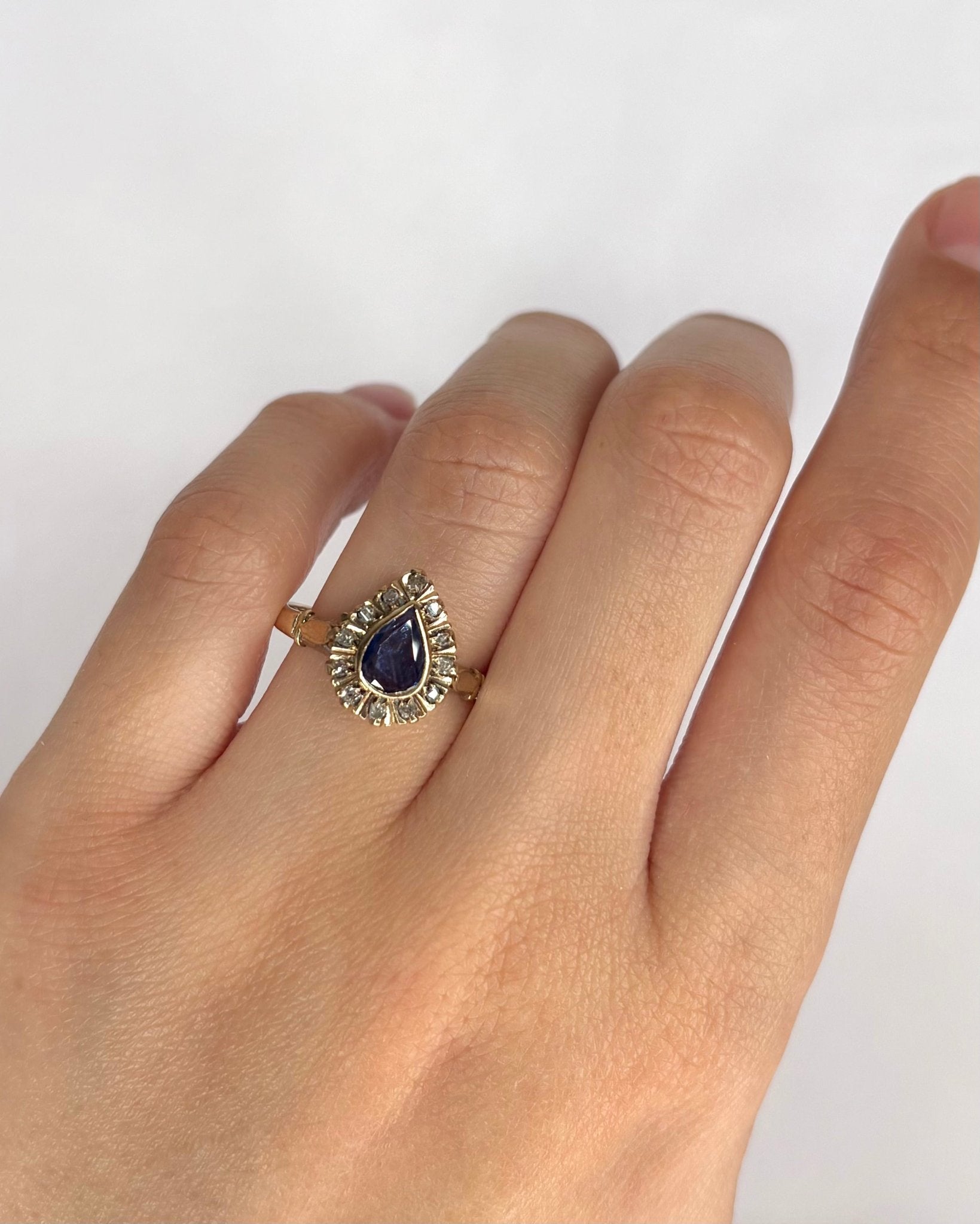 Bague Marguerite Saphir Poire 0.70 carat &amp; Diamants "Paulina" - Elliade Paris