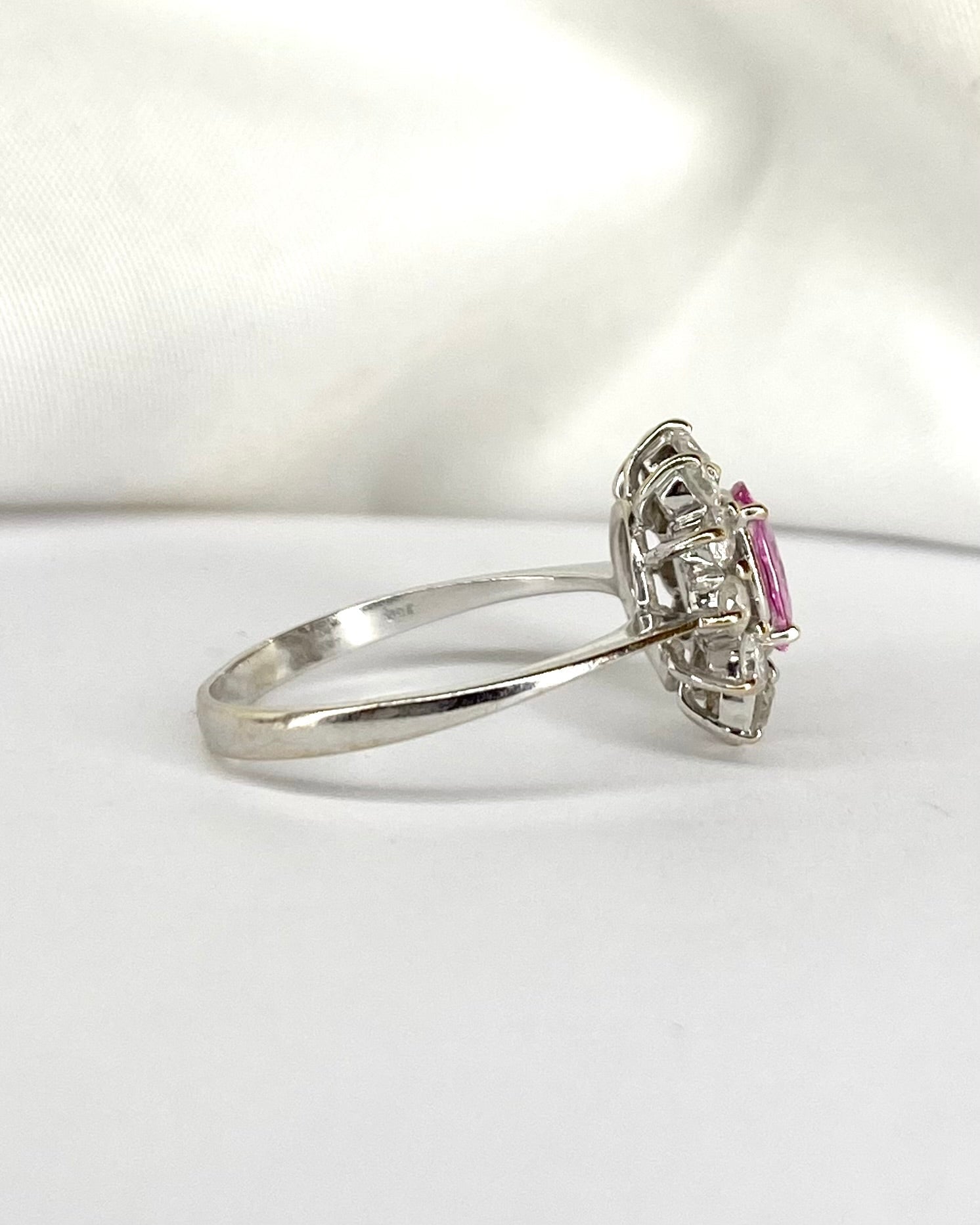 Bague Marguerite Saphir Rose 0.75 carat &amp; 12 Diamants &quot;Céliane&quot; - Elliade Paris