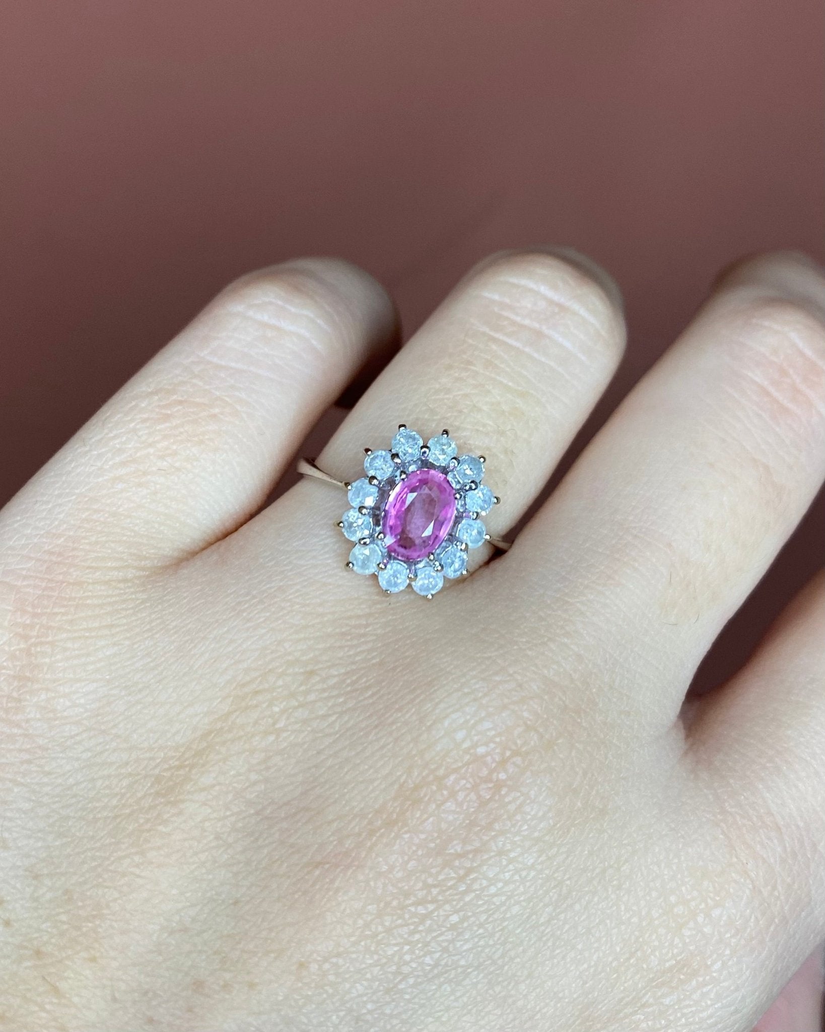 Bague Marguerite Saphir Rose 0.75 carat &amp; 12 Diamants "Céliane" - Elliade Paris