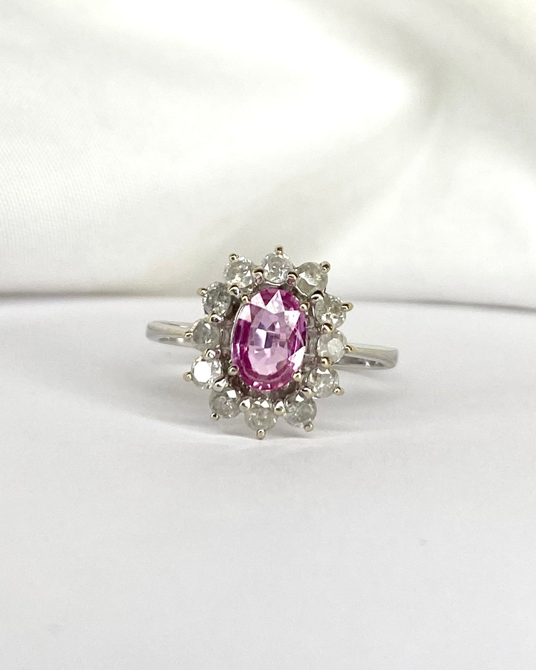 Bague Marguerite Saphir Rose 0.75 carat &amp; 12 Diamants &quot;Céliane&quot; - Elliade Paris