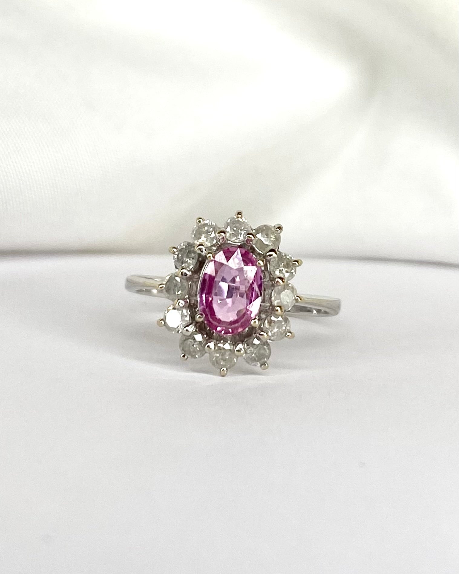 Bague Marguerite Saphir Rose 0.75 carat &amp; 12 Diamants "Céliane" - Elliade Paris