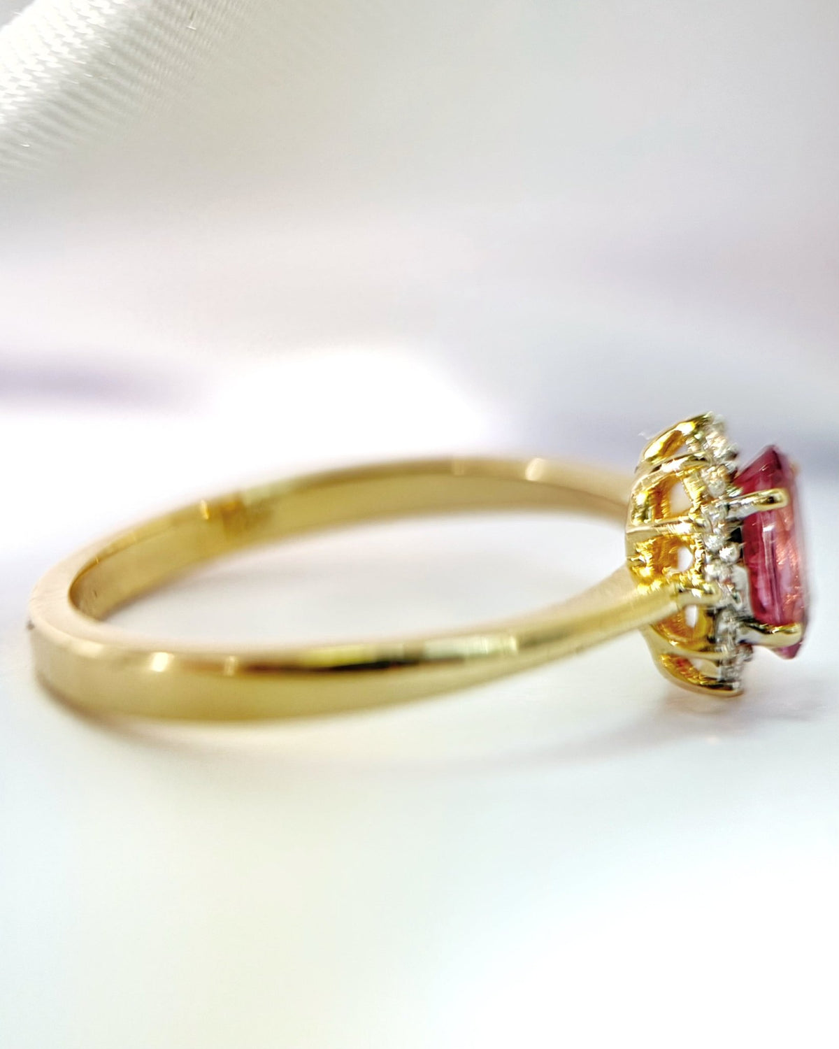 Bague Marguerite Saphir Rose 1 carat &amp; Diamants "Iliana" - Elliade Paris
