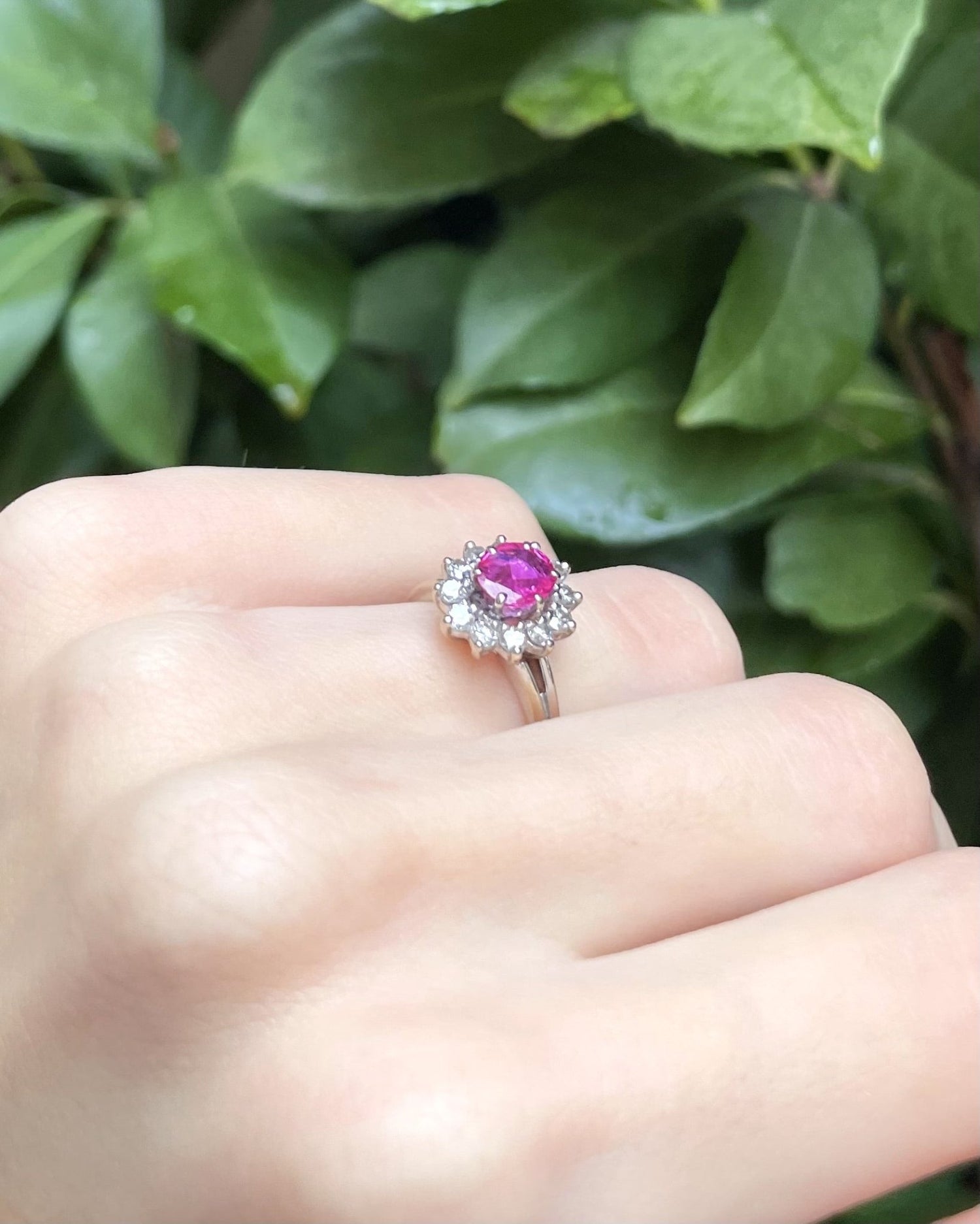Bague Marguerite Saphir Rose 1.50 Carat &amp; 12 Diamants &quot;Judie&quot; - Elliade Paris